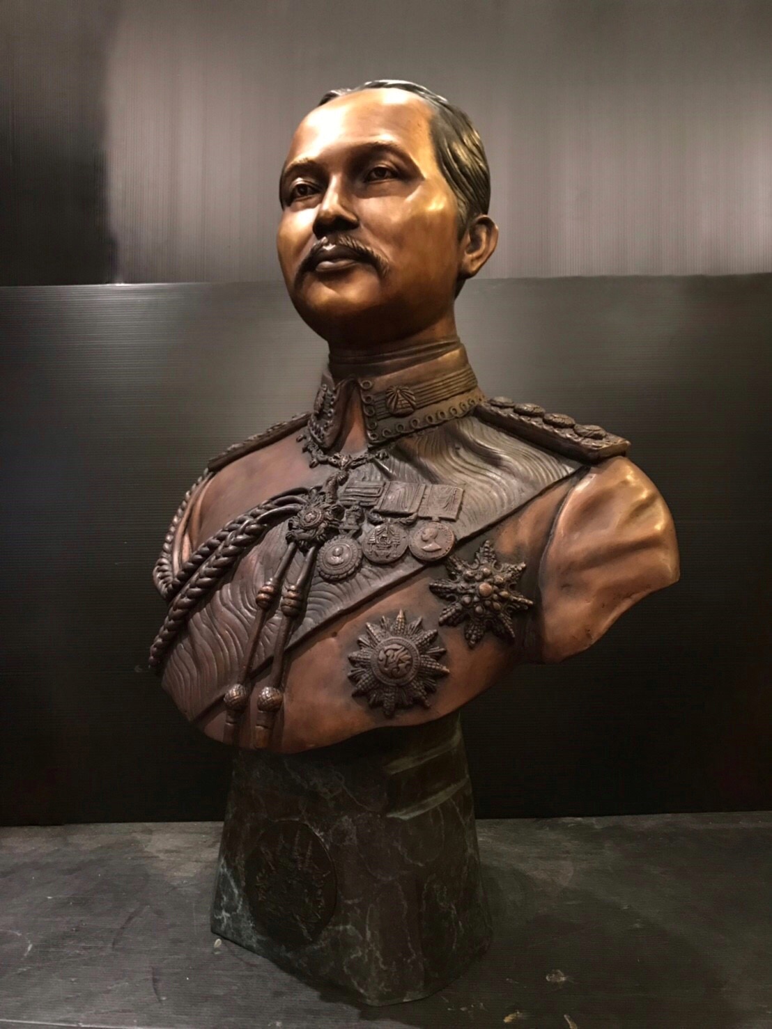 รัชกาลที่ 5 ครึ่งพระองค์ (ขนาดเท่าจริง)