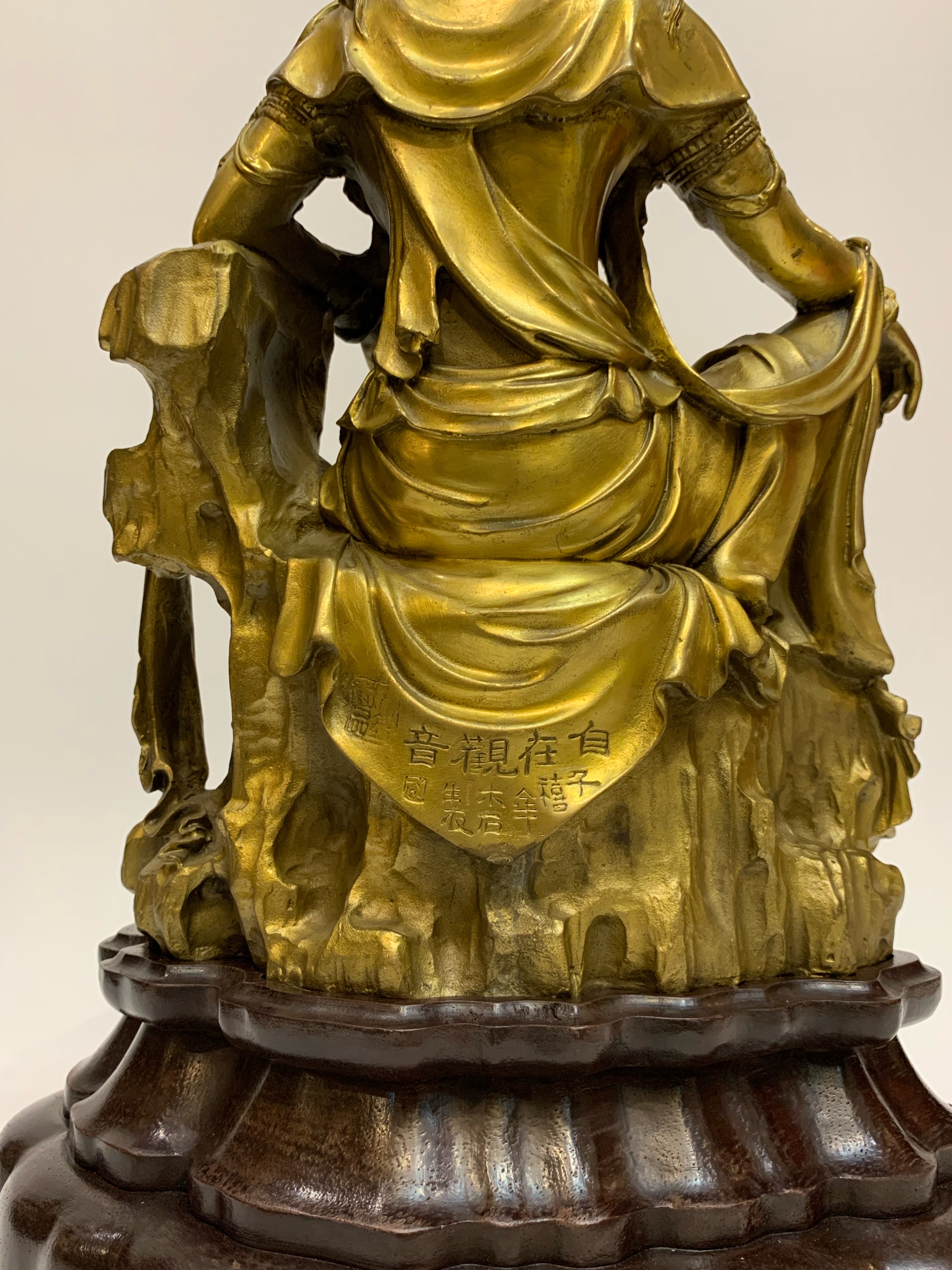 พระโพธิสัตว์กวมอิม พร้อมฐานไม้มะค่า