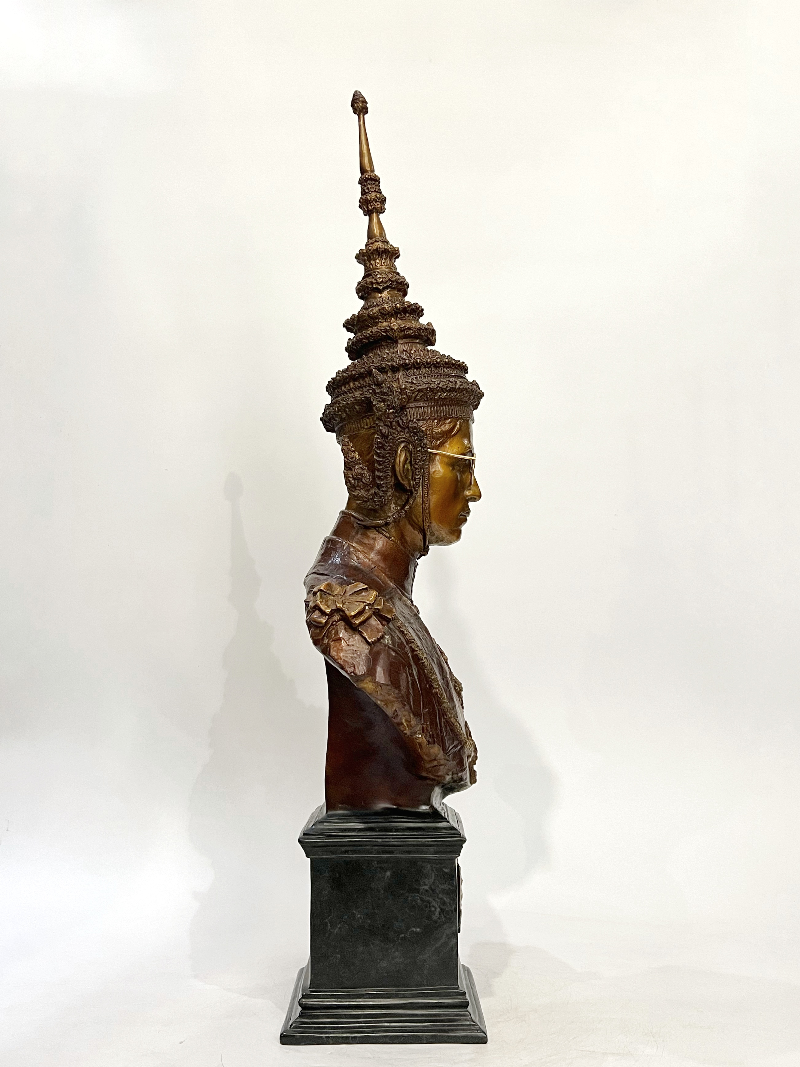 รัชกาลที่ 9 ครึ่งพระองค์ (ทรงพระมหาพิชัยมงกุฎ)