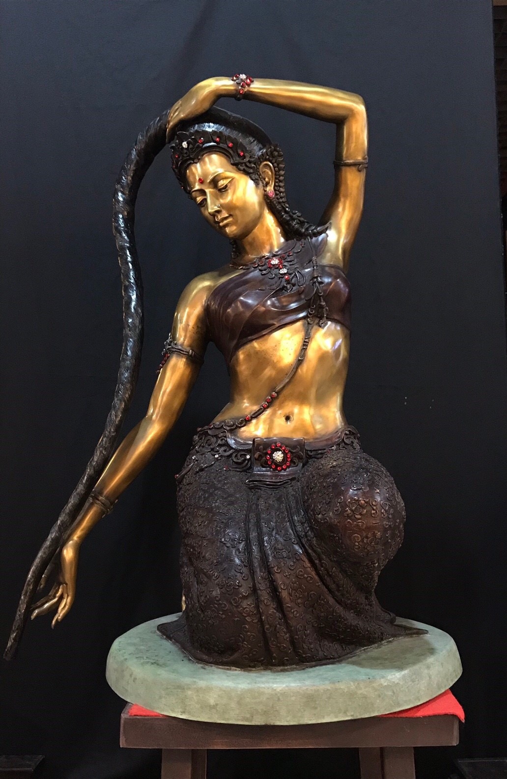 พระแม่ธรณีบีบมวยผม หน้าตัก 30 นิ้ว