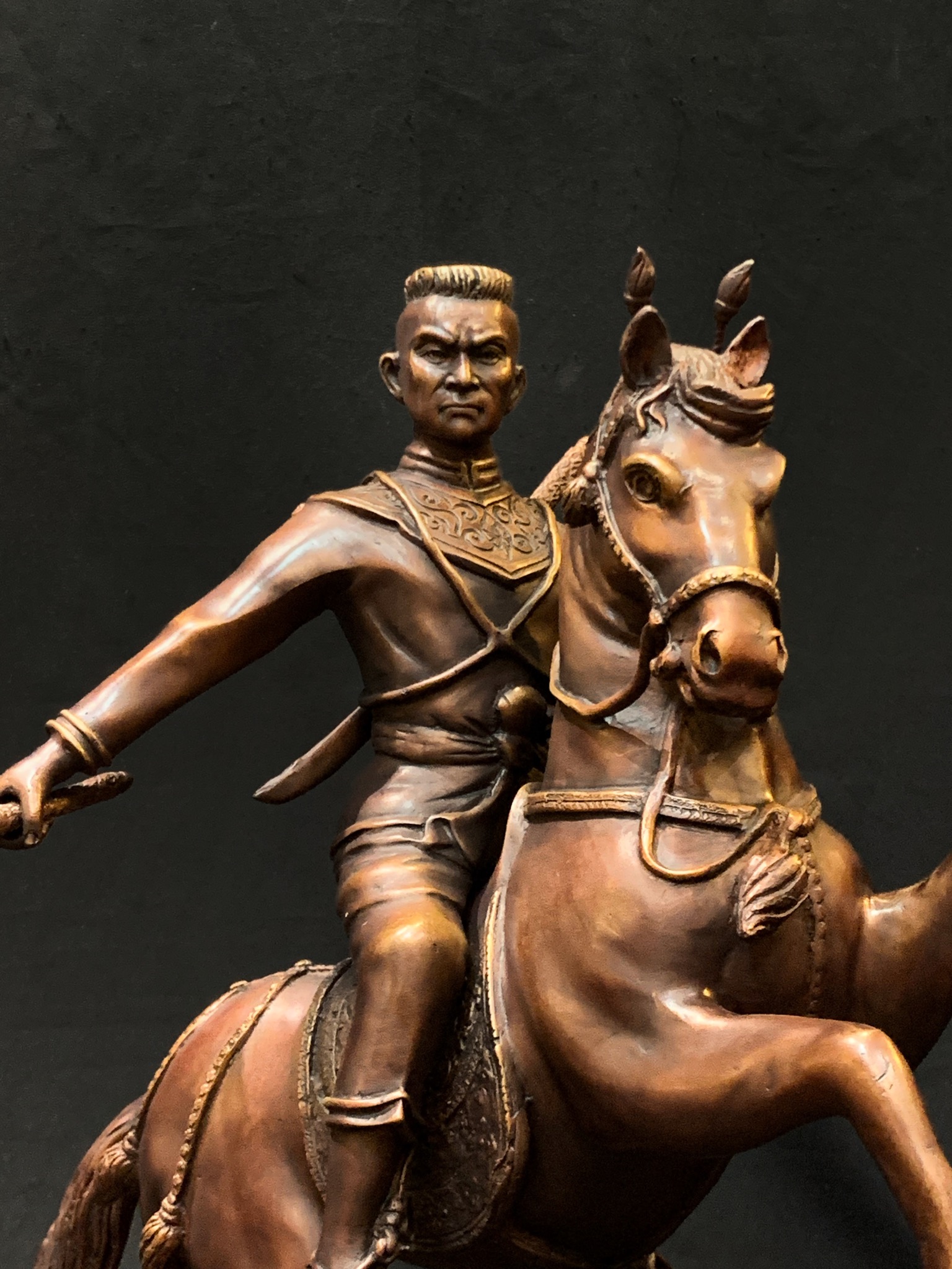 พระนเรศวรมหาราช ปราบไพรี หน้าตัก 9 นิ้ว (ทรงดาบ)