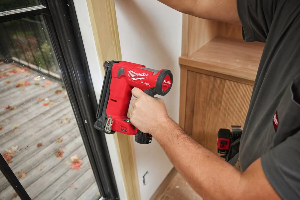 MILWAUKEE M12 FCN18GS-402X เครื่องยิงตะปูไร้สาย 12 โวลต์ พร้อมแท่นชาร์จ และแบตเตอรี่ 12V@4.0AH x 2 ก้อน