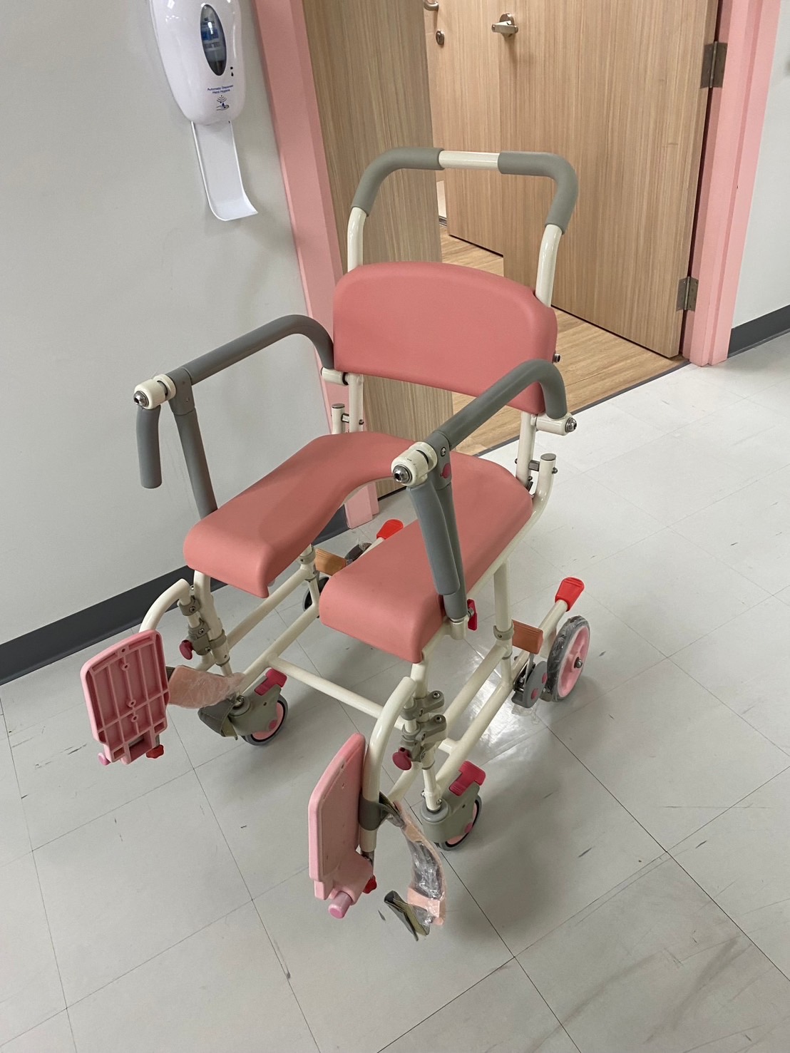 รถเข็นคร่อมสุขภัณฑ์ อาบน้ำ นั่งถ่าย อเนกประสงค์ ยกที่วางแขนเปิดได้ โครงพักเท้าสวิงได้ MATSUNAGA รุ่น SW21W (入浴関連) พับเก็บได้ แบรนด์จากประเทศญี่ปุ่น รับประกันโครงสร้าง 5 ปี (รุ่นยอดนิยม)