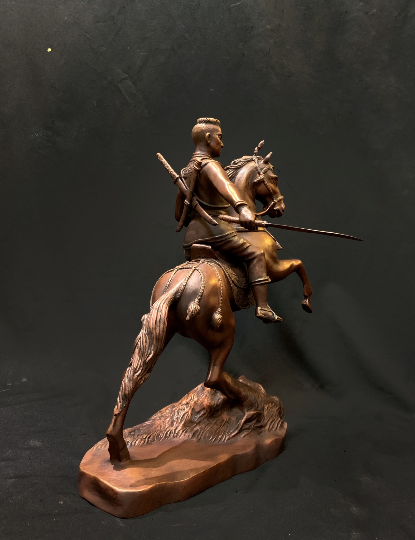 พระนเรศวรมหาราช ปราบไพรี หน้าตัก 9 นิ้ว (ทรงดาบ)