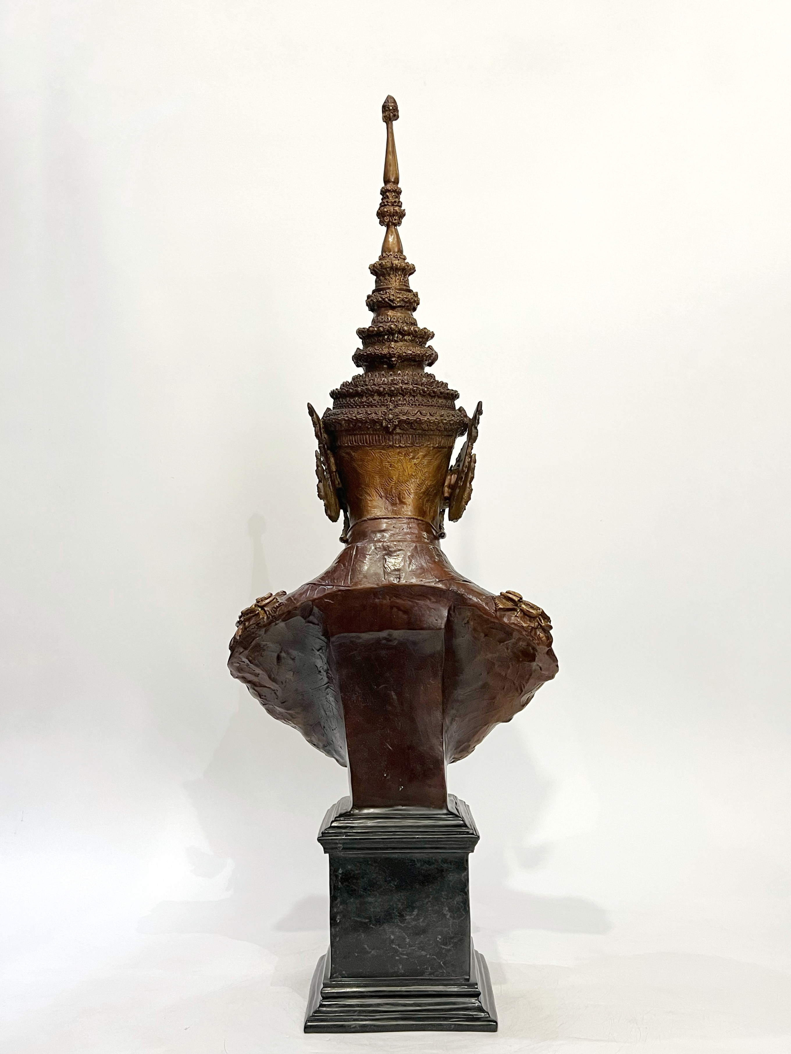 รัชกาลที่ 9 ครึ่งพระองค์ (ทรงพระมหาพิชัยมงกุฎ)