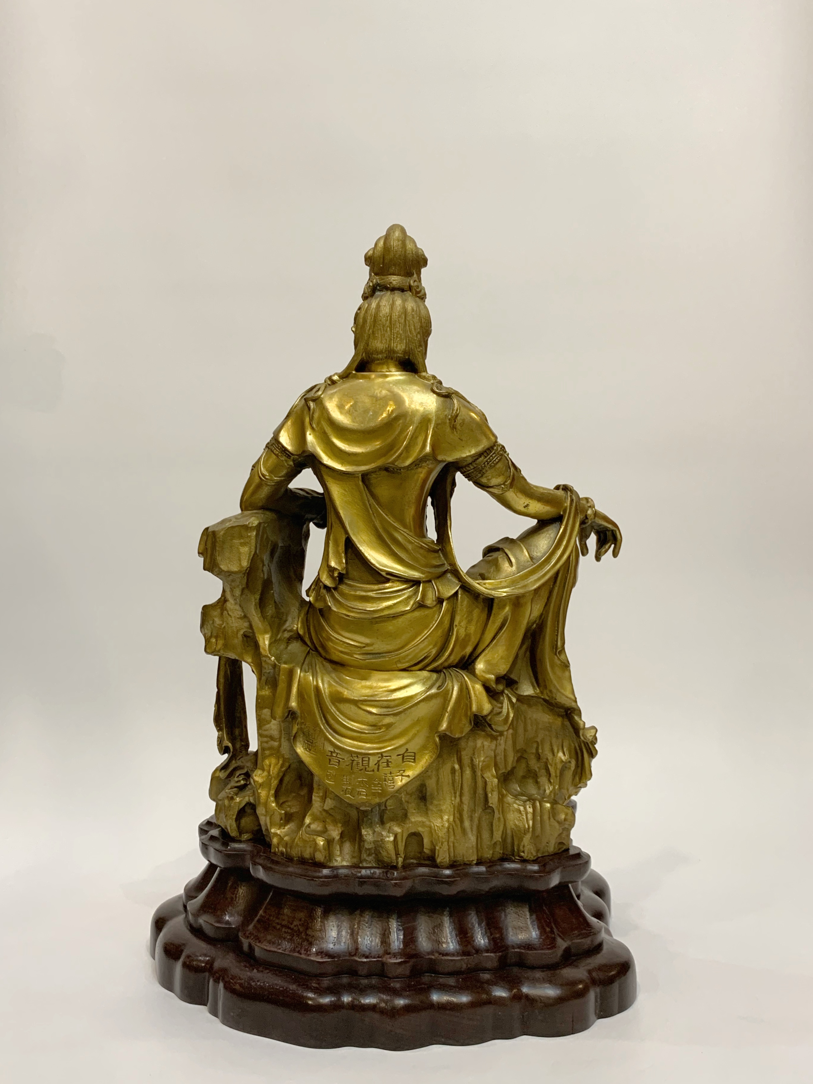 พระโพธิสัตว์กวมอิม พร้อมฐานไม้มะค่า