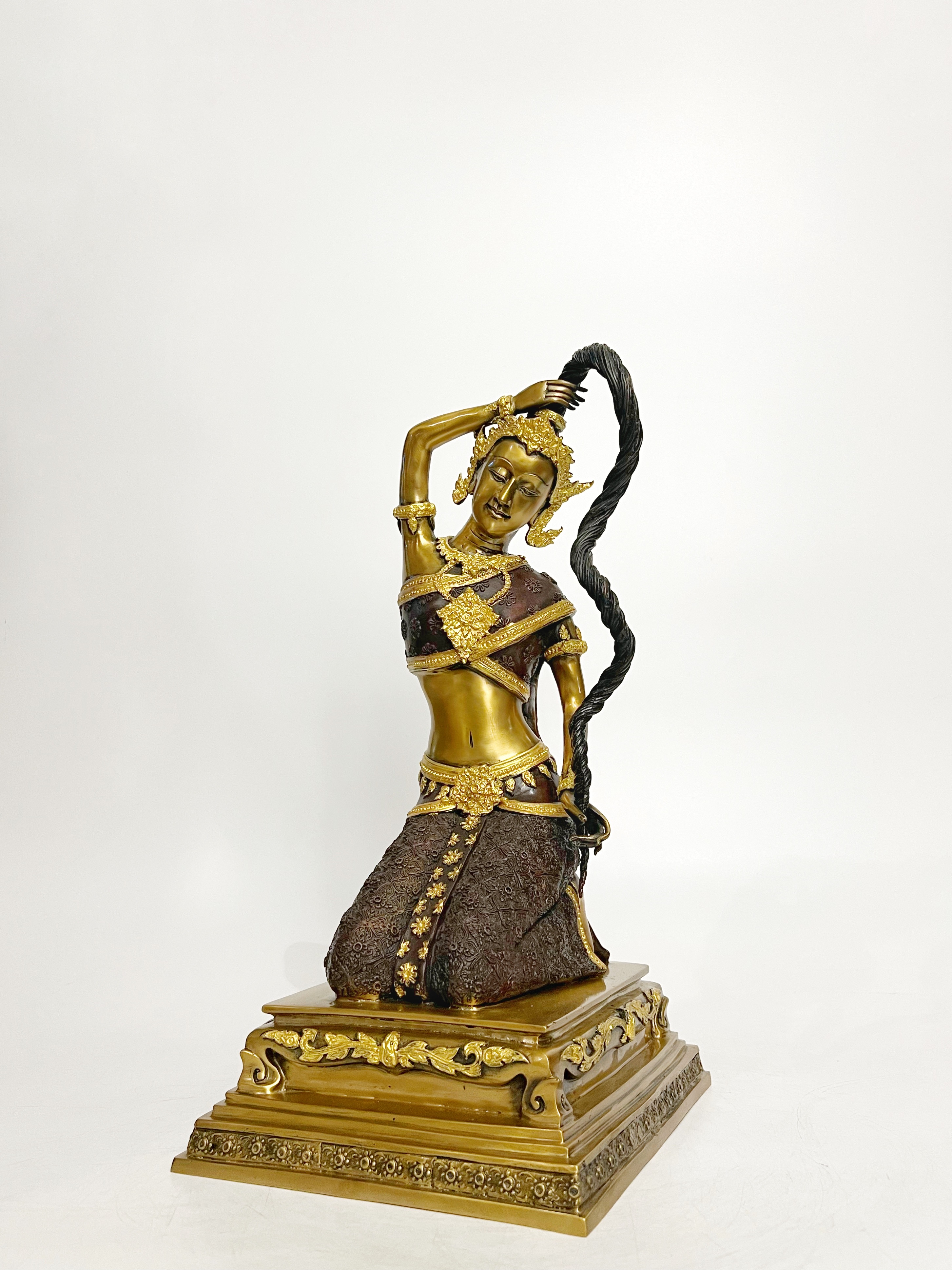 พระแม่ธรณีบีบมวยผม หน้าตัก 9 นิ้ว