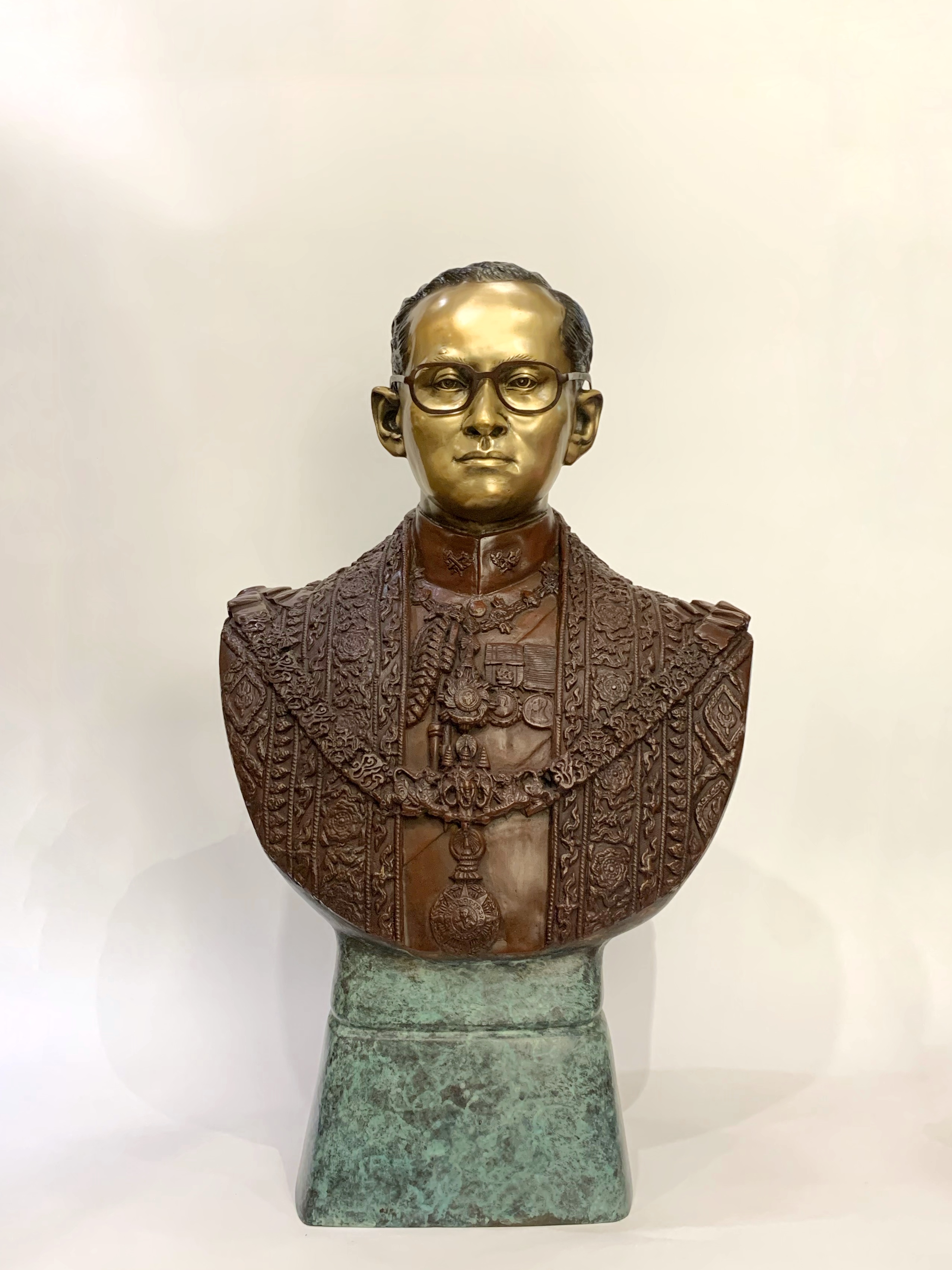 รัชกาลที่ 9 ครึ่งพระองค์ (ขนาดเท่าจริง)