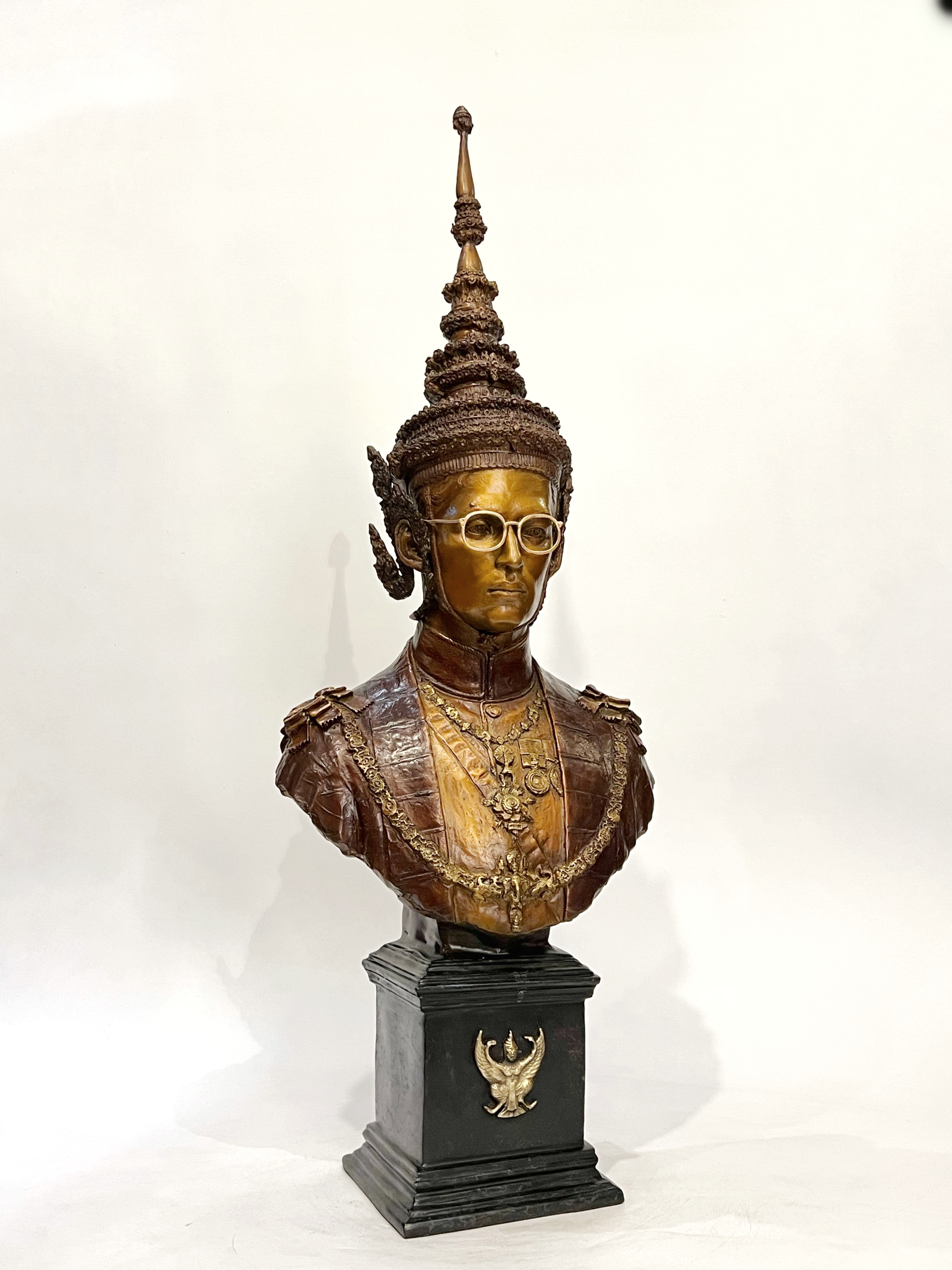 รัชกาลที่ 9 ครึ่งพระองค์ (ทรงพระมหาพิชัยมงกุฎ)