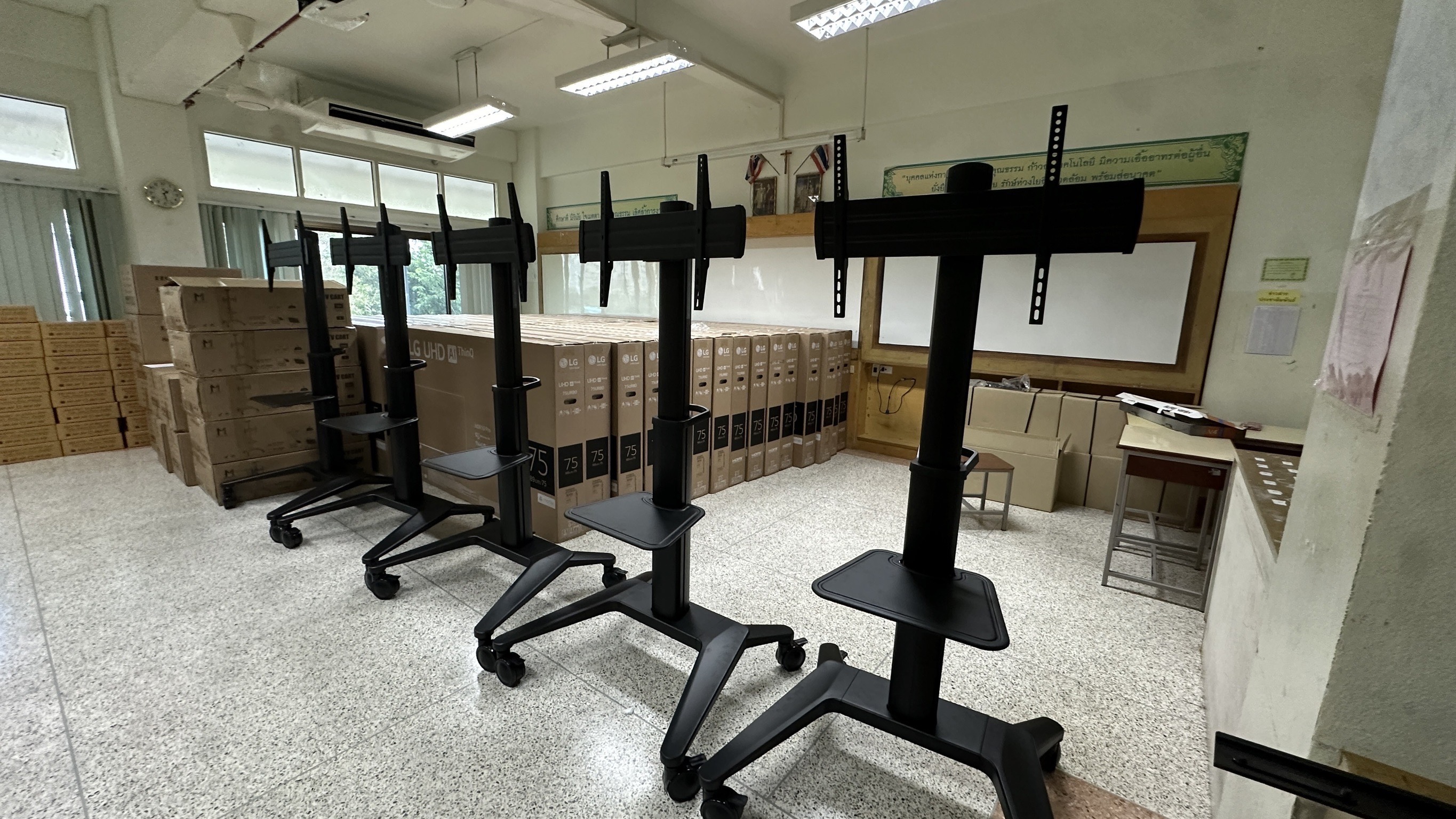 JMTVSTAND MT-F9100 ขาตั้งพื้นทีวีมีล้อเลื่อน สีดำ วัสดุอลูมิเนียม รูปทรงสวยงาม ทันสมัย รองรับทีวีขนาด 37"-75นิ้ว{รับประกัน 3 ปี }0964746498