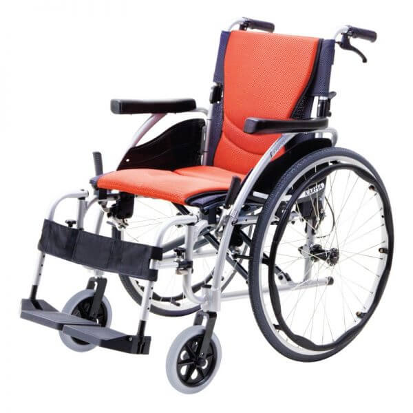 รถเข็นอลูมินัมอัลลอยด์คาร์ม่า S-Ergo 125 ( WheelChair KARMA S-Ergo 125) ถอดชิ้นส่วนได้ ที่พักแขนยกเปิดขึ้นได้ สะดวกต่อการเคลื่อนย้ายผู้ใช้งาน นั่งสบาย รองรับน้ำหนักสูงสุด 115 กิโลกรัม