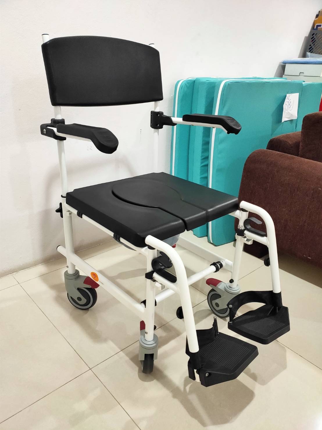 รถเข็นวีลแชร์นั่งถ่าย พร้อมถังรอง ที่วางแขนยกเปิดขึ้นได้ โครงพักเท้าสวิงเก็บได้ รหัส Y612