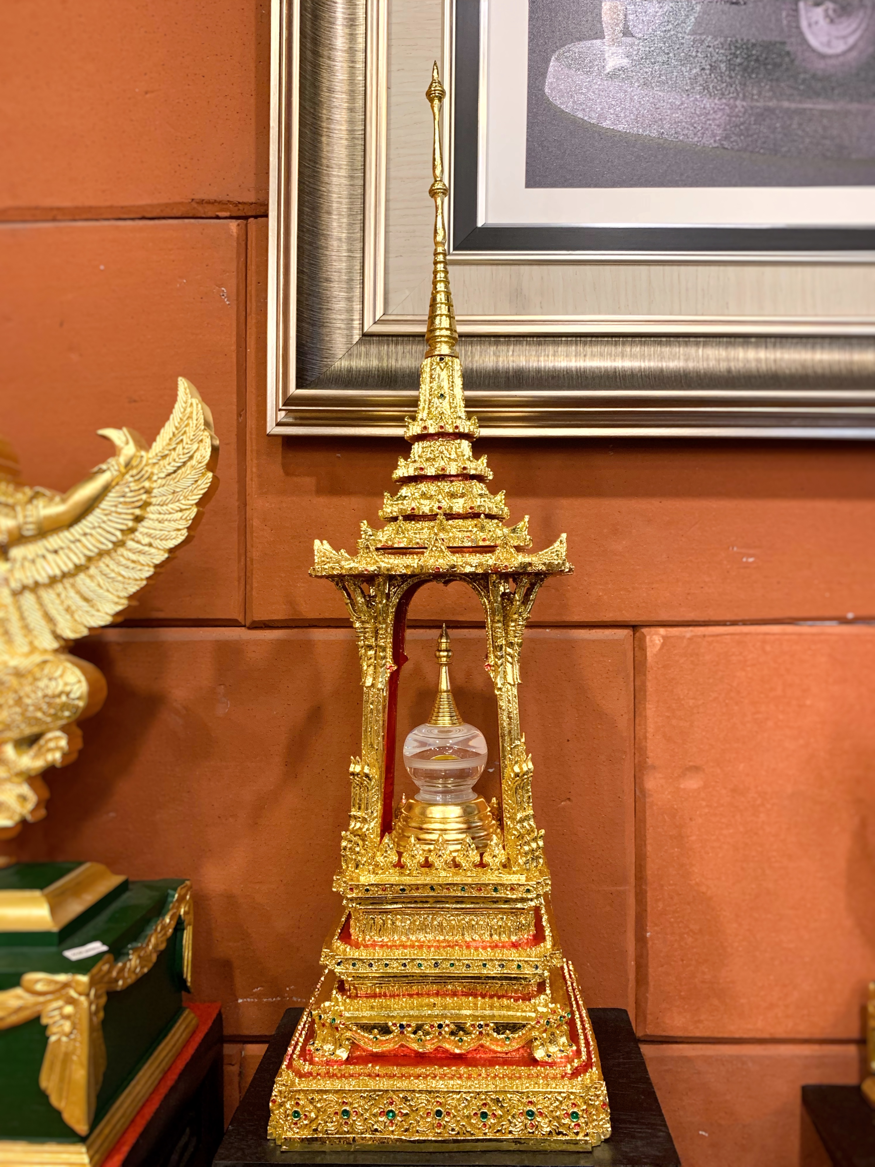 บุษบก สูง 23 นิ้ว พร้อมตู้กระจก