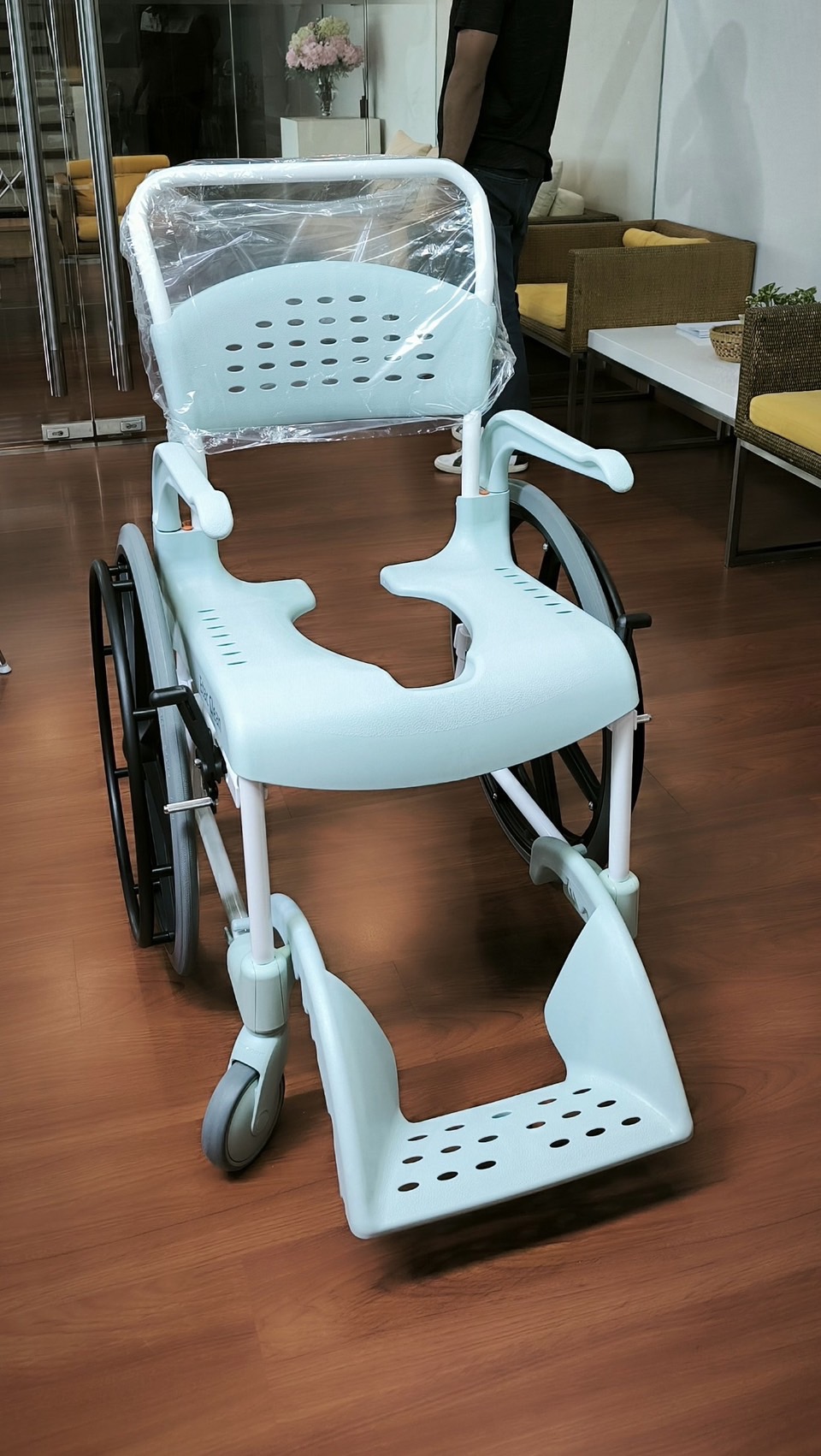 รถเข็นคร่อมสุขภัณฑ์ 3 in 1 สำหรับอาบน้ำ นั่งถ่าย อเนกประสงค์ Etac อีแทค คลีน ล้อหลังใหญ่ 24 นิ้ว เบาะกว้าง 48 ซม. สูง 55 ซม. ผู้ใช้งานสามารถเข็นเองได้ (แบรนด์ประเทศสวีเดน)