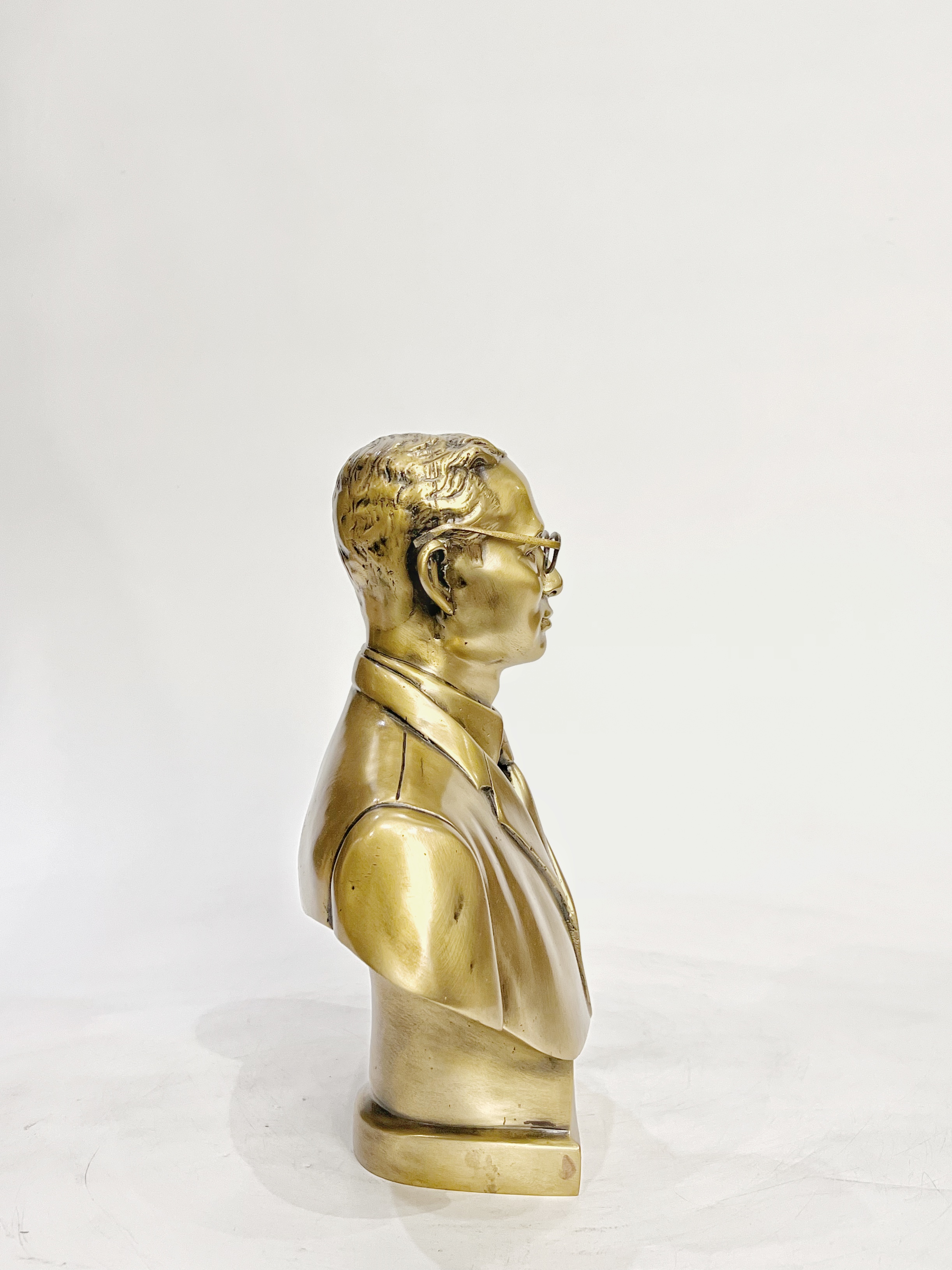 รัชกาลที่ 9 ครึ่งพระองค์