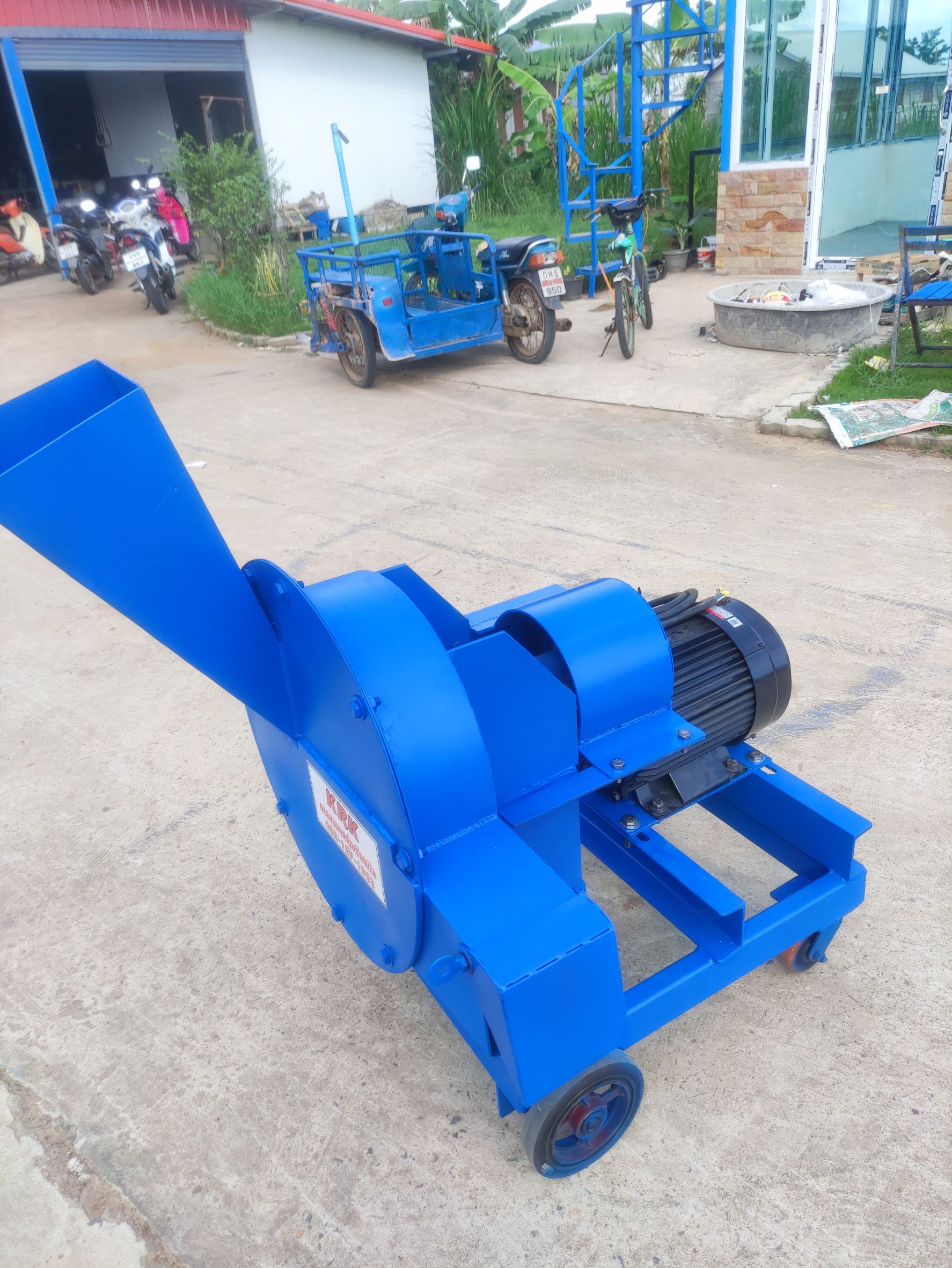 เครื่องสับกิ่งไม้ รุ่นใหม่ เครื่องพร้อมมอเตอร์ 10 เเรง ราคาประหยัด