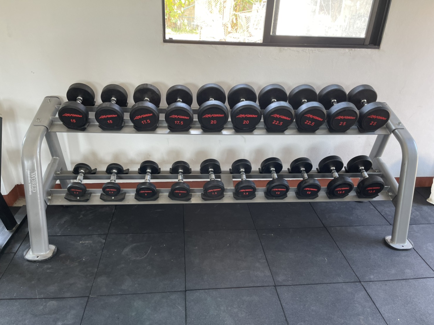 ดัมเบลหุ้มด้วยยางขนาด 2.5kg-25kg จำนวน 10 คู่พร้อมชั้นวางกว้าง50cmยาว258cmสูง85cm