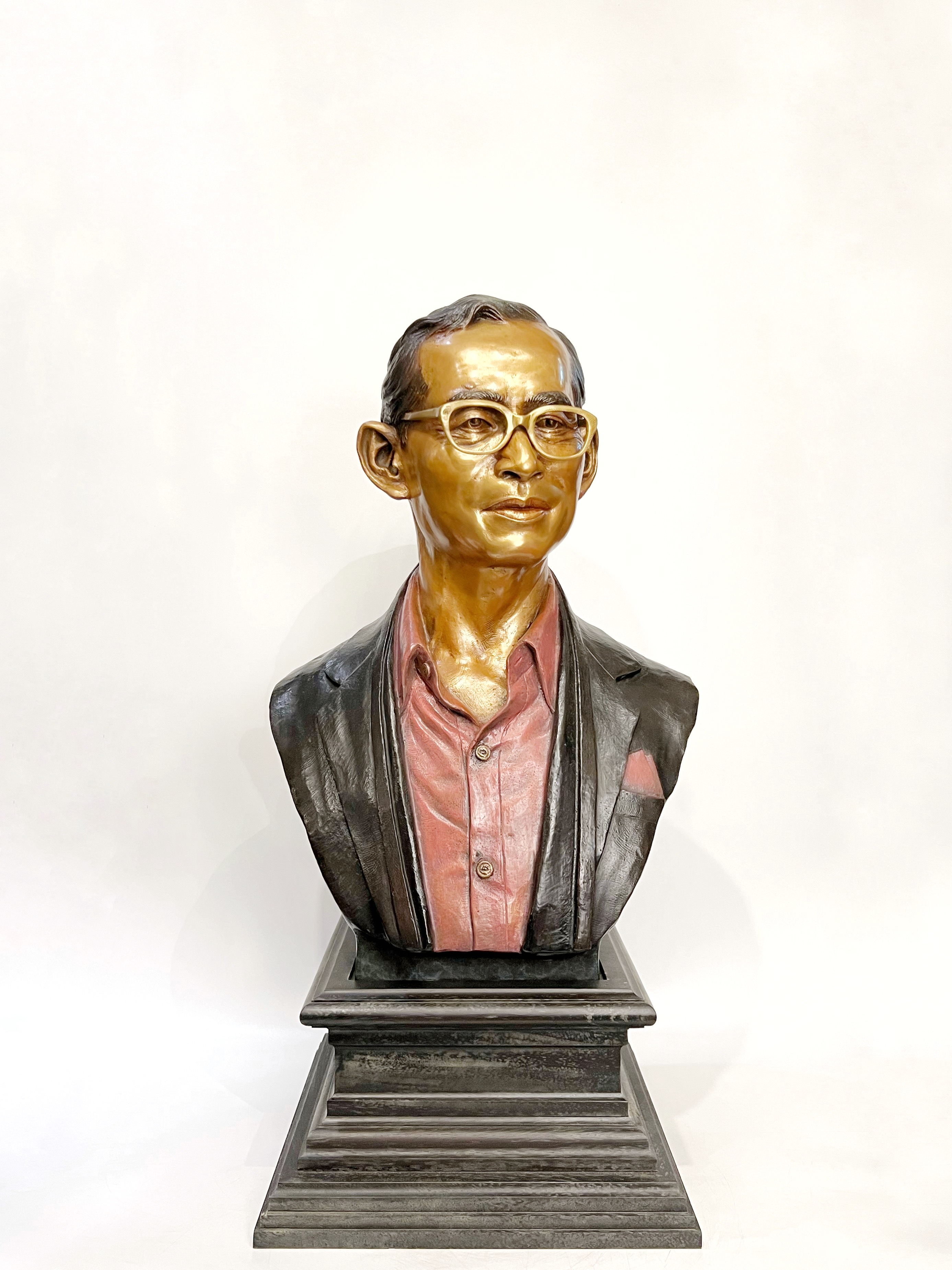 รัชกาลที่ 9 ครึ่งพระองค์ พร้อมฐานไม้มะค่า