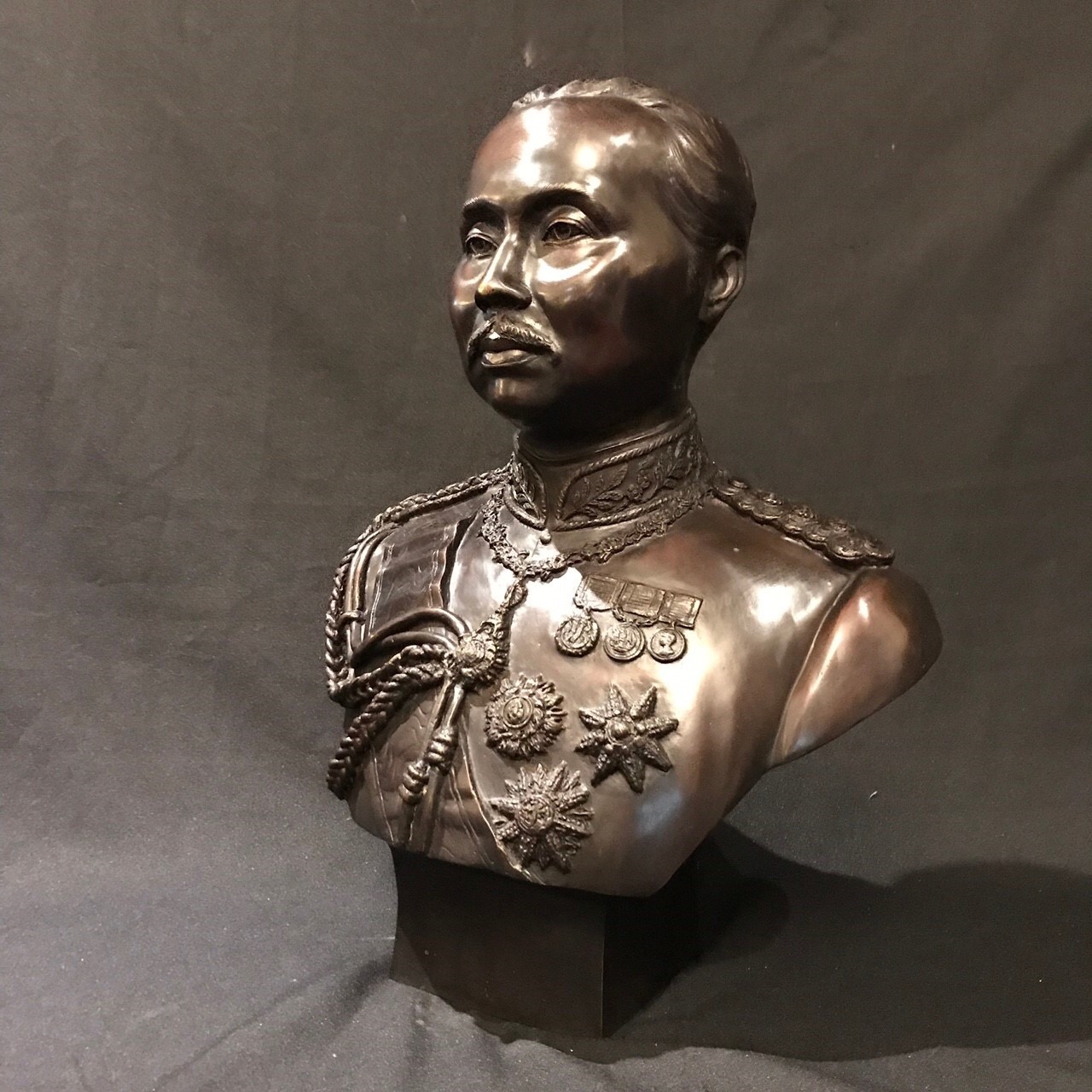 รัชกาลที่ 5 ครึ่งพระองค์ (ขนาดกลาง)