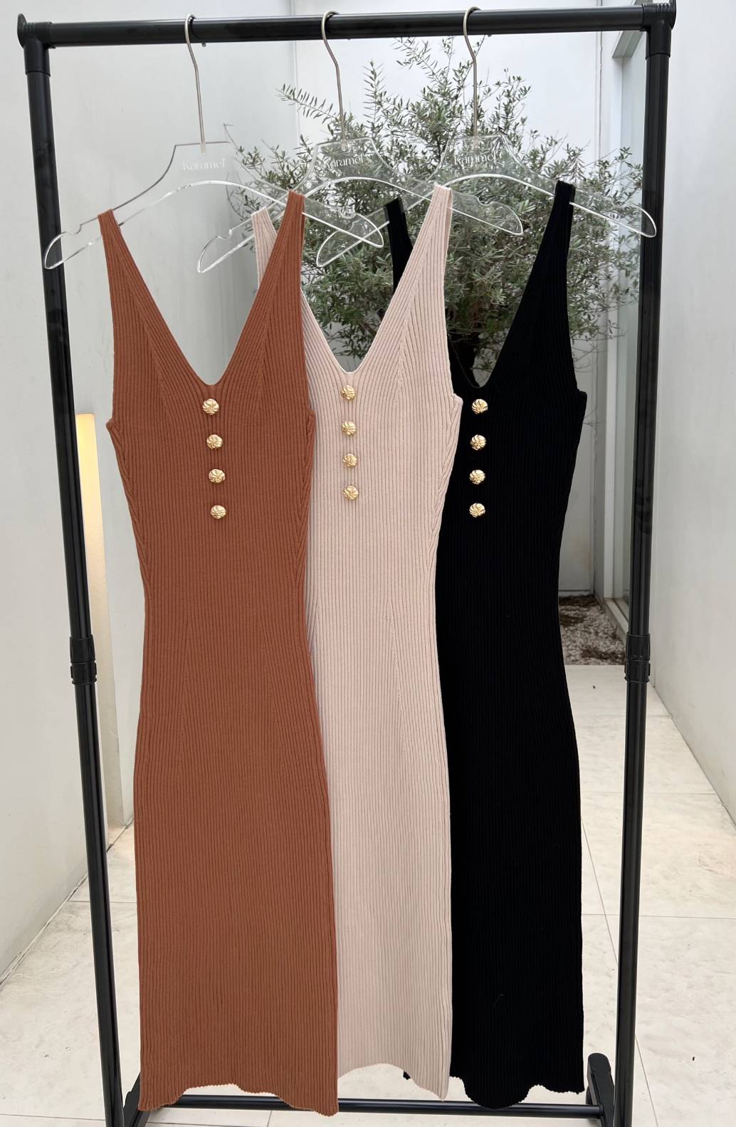 #5805 Amee Dress เดรสไหมพรมพรีเมี่ยม ทอลายร่องลึกแนวตั้งพลางหุ่น ทรงอกวีลูกพีช thitiya