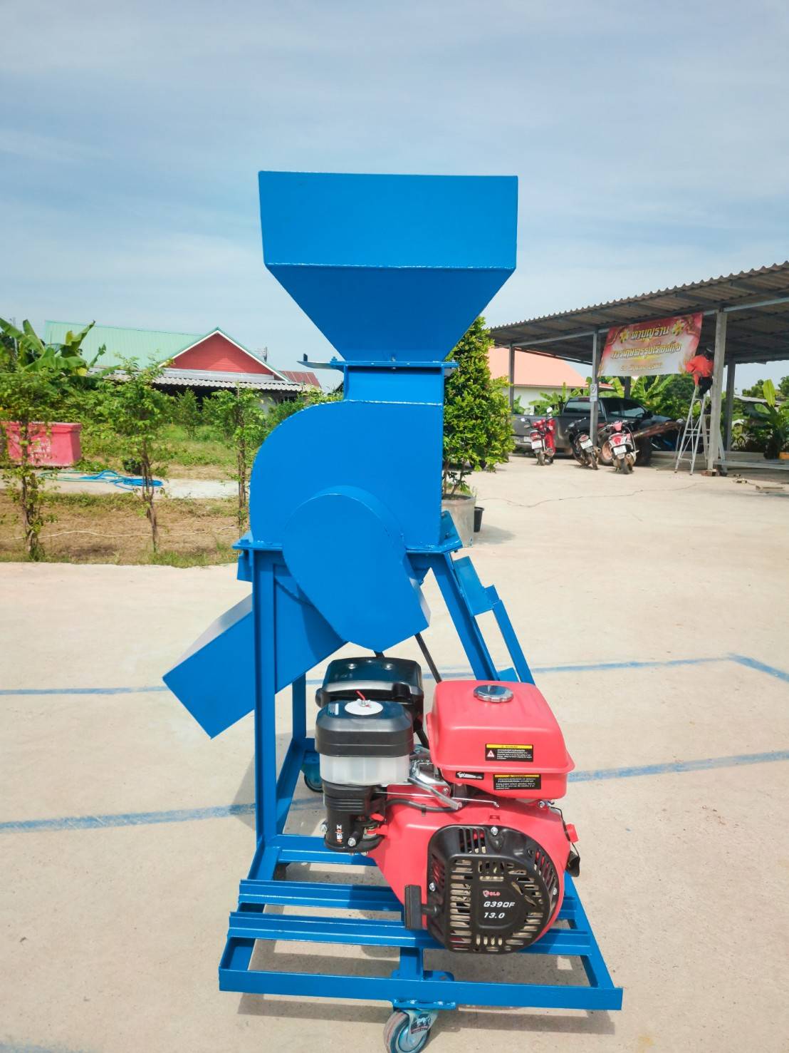 เครื่องตีป่นดิน วัตถุทำอาหารสัตว์ รุ่นใหญ่ พร้อมเครื่องยนต์เบนซิน 13 เเรง ราคาพิเศษ