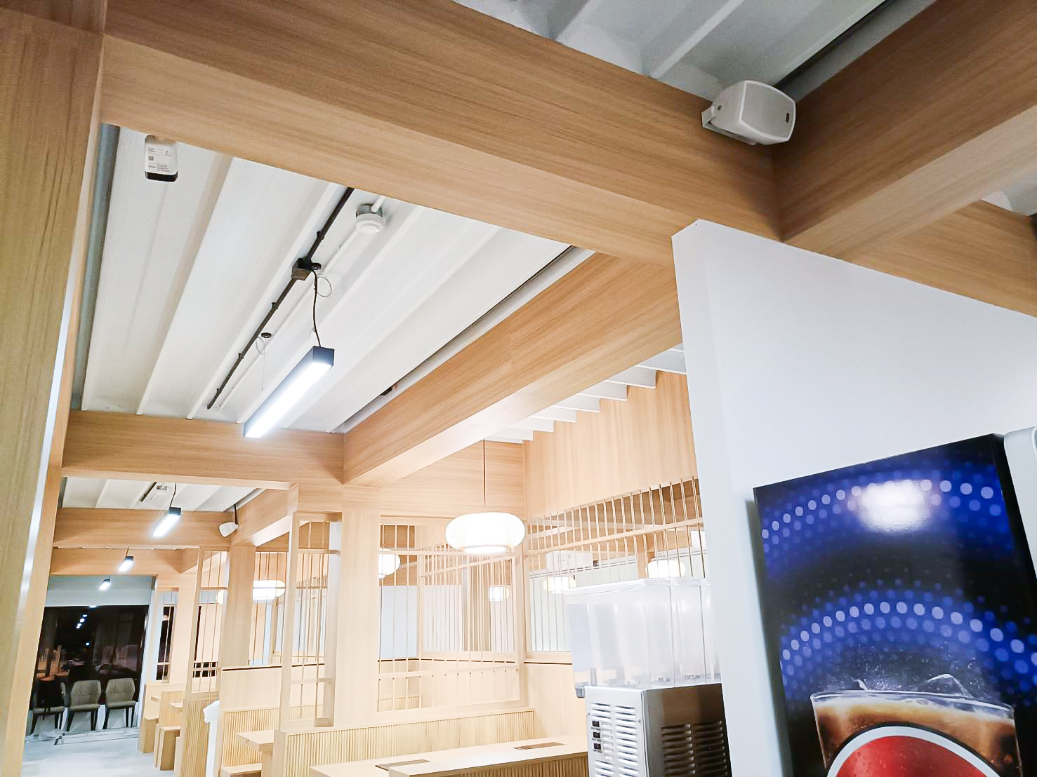 ติดตั้งเครื่องเสียง เดินสายลำโพง ติดลำโพง 6 ใบ แอมป์ขยายเสียง 1 เครื่อง ร้าน NIGIWAI ปากซอยสายไหม 73 ในงบประมาณ 18,500 บาท