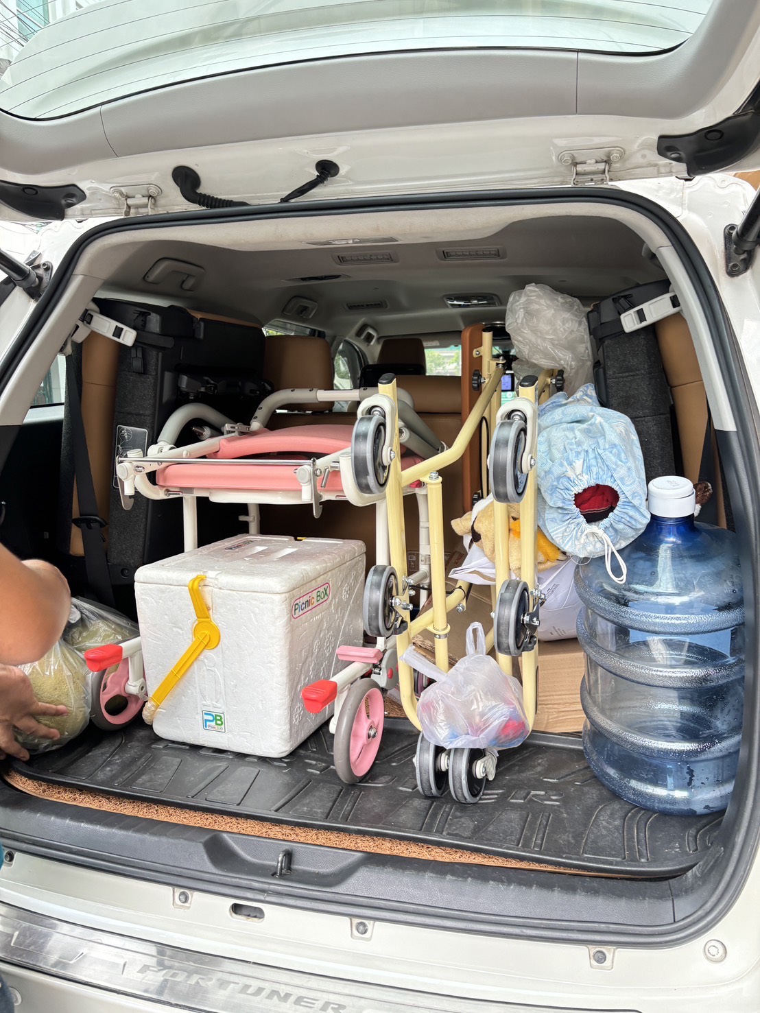 รถเข็นคร่อมสุขภัณฑ์ อาบน้ำ นั่งถ่าย อเนกประสงค์ ยกที่วางแขนเปิดได้ โครงพักเท้าสวิงได้ MATSUNAGA รุ่น SW21W (入浴関連) พับเก็บได้ แบรนด์จากประเทศญี่ปุ่น รับประกันโครงสร้าง 5 ปี (รุ่นยอดนิยม