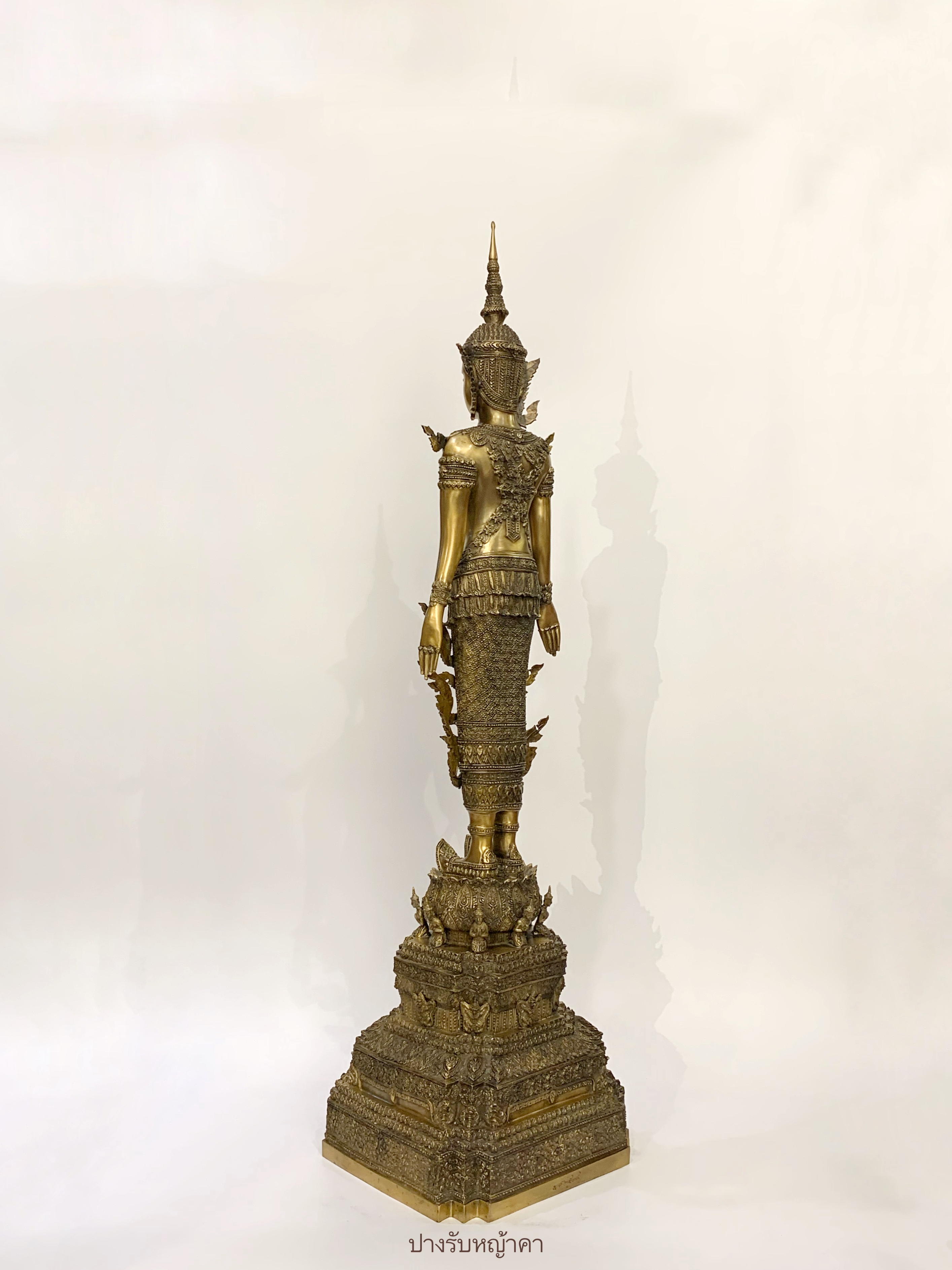 พระพุทธรูป ปางรับหญ้าคา ทรงเครื่องจักรพรรดิ์ หน้าตัก 9 นิ้ว