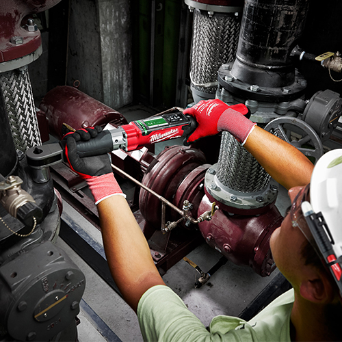 MILWAUKEE รุ่น M12 ONEFTR12-201C ประแจปอนด์ดิจิตอลไร้สายขนาด 1/2 นิ้ว แรงดัน 12V รวมเครื่องชาร์จและแบตเตอรี่ 12V@2.0AH x 1 ก้อน