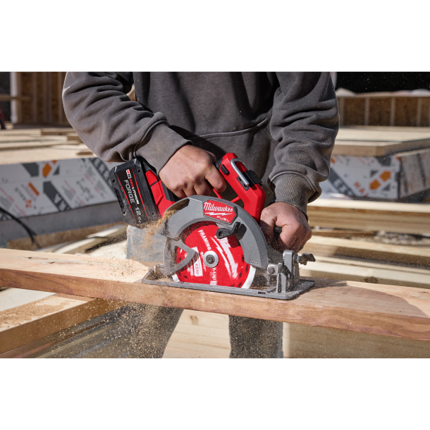 MILWAUKEE M18 FCS66GR3-0C เลื่อยวงเดือนตัดไม้ไร้สายขนาด 7 1/4 นิ้ว หรือ 190 มิลลิเมตร พร้อมเครื่องชาร์จและแบต 18V@5.0AH x 2 ก้อน
