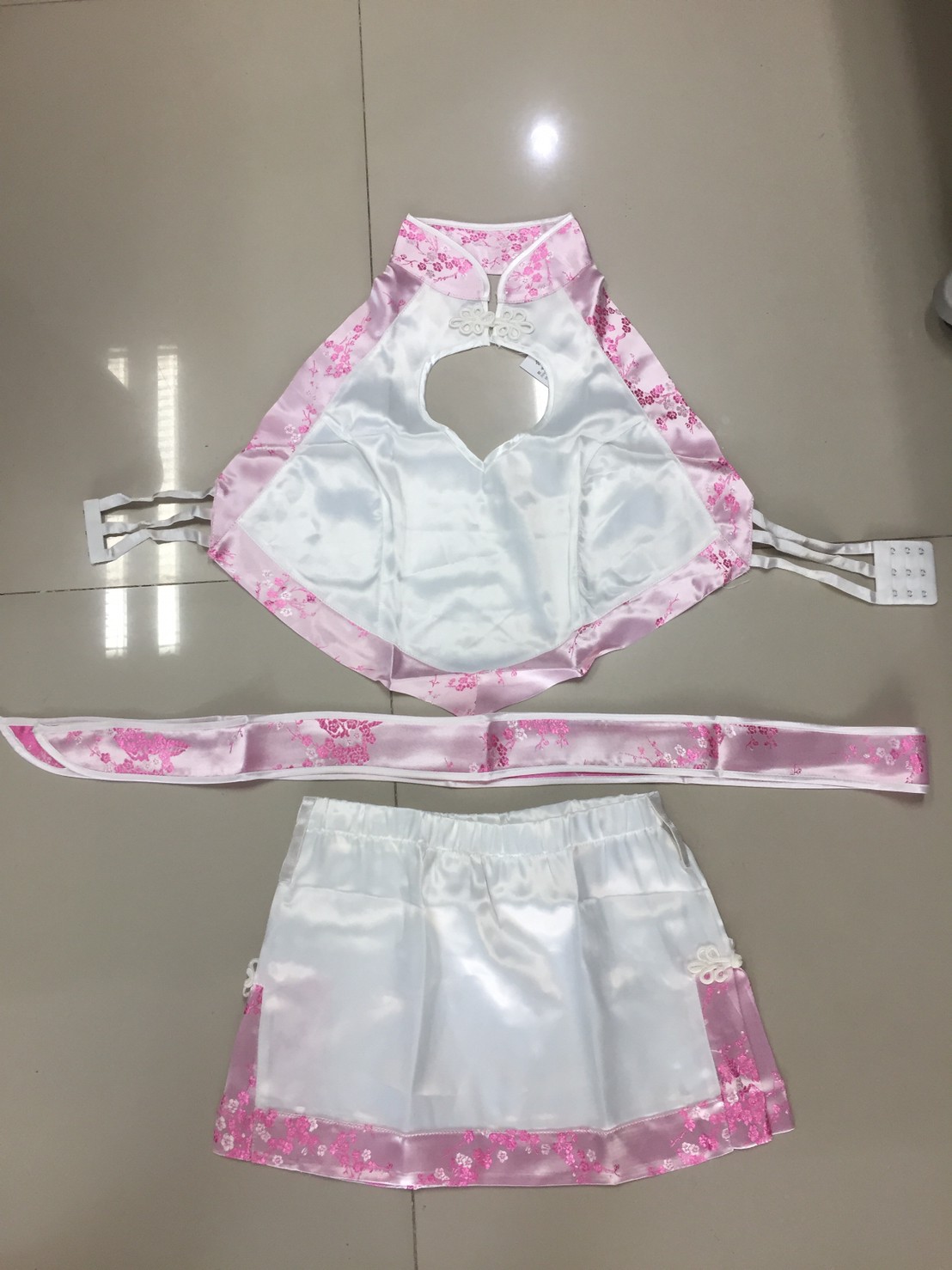 ชุดแฟนซี - ชุดกี่เพ้า แยกชิ้นสีขาว กุ๊นชมพู