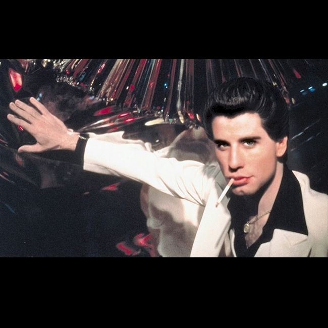 สูทขาวย้อนยุค (ดิสโก้) ของ จอห์น ทราโวต้า จากเรื่อง Saturday Night Fever