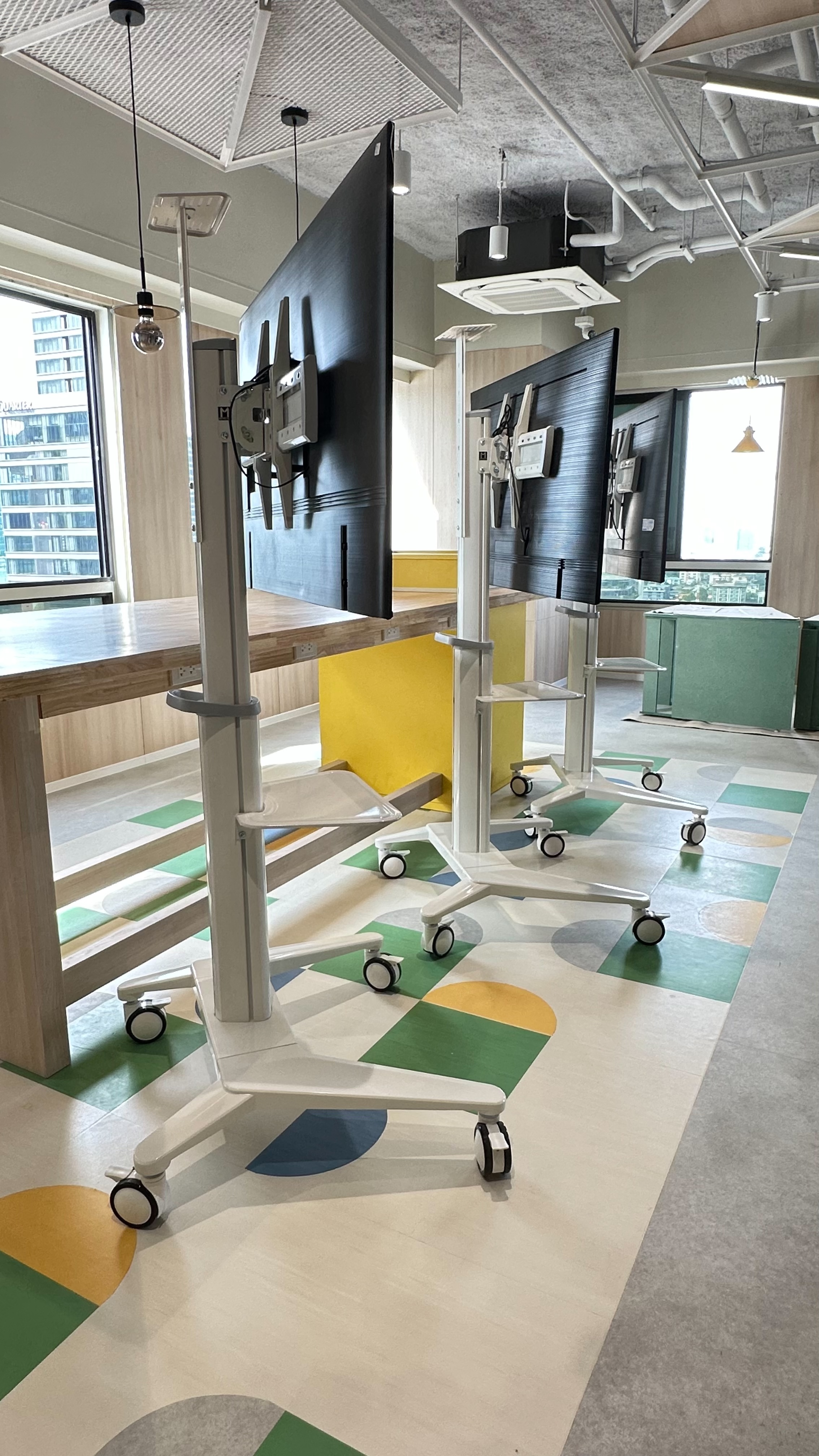 JMTVSTAND MT-F9200ขาตั้งพื้นทีวีมีล้อเลื่อน วัสดุอลูมิเนียม {สีขาว} รูปทรงสวยงาม ทันสมัย รองรับทีวีขนาด 37"-75"นิ้ว{รับประกัน 3ปี0964746498 }