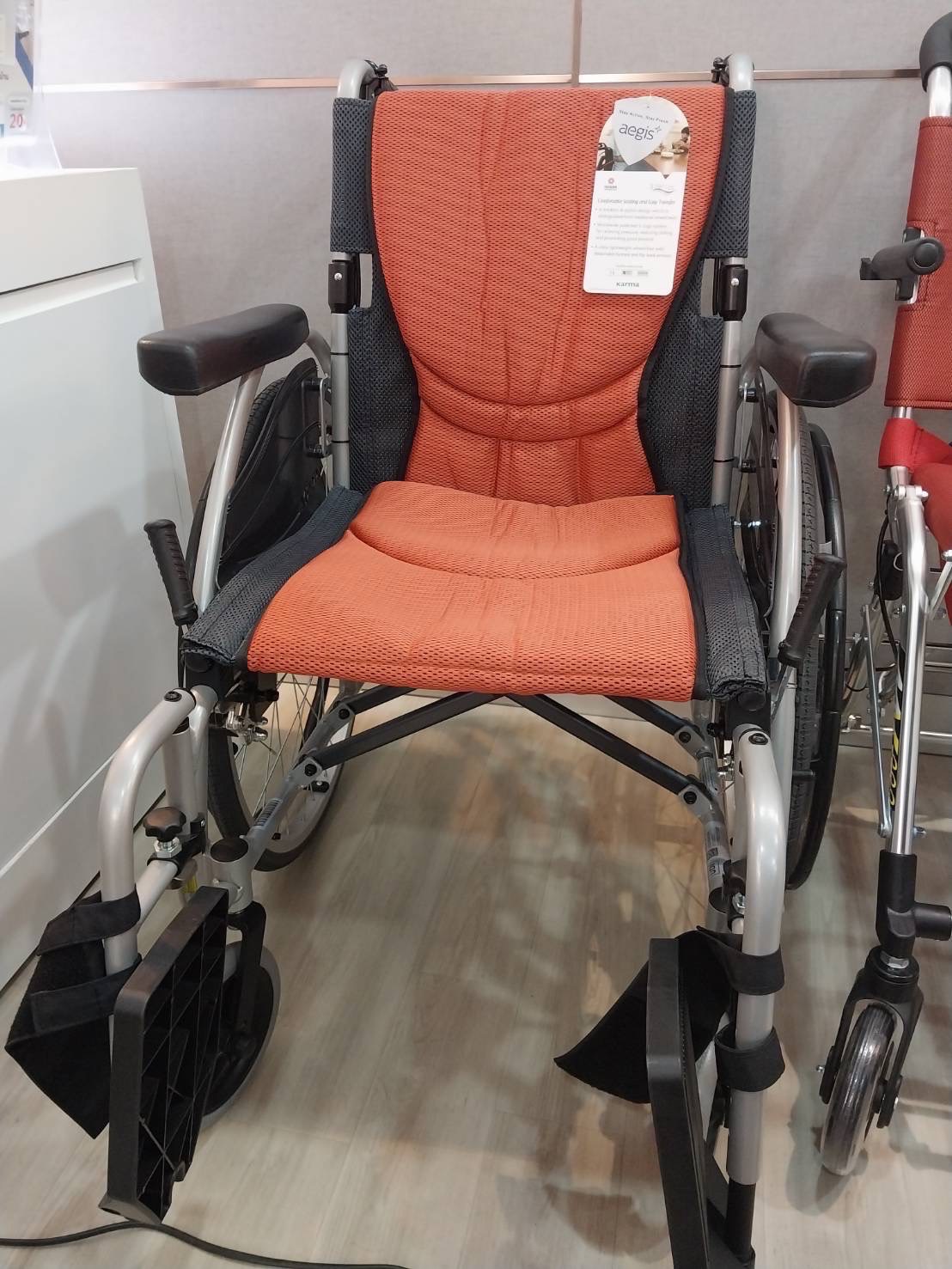 รถเข็นอลูมินัมอัลลอยด์คาร์ม่า S-Ergo 125 ( WheelChair KARMA S-Ergo 125) ถอดชิ้นส่วนได้ ที่พักแขนยกเปิดขึ้นได้ สะดวกต่อการเคลื่อนย้ายผู้ใช้งาน นั่งสบาย รองรับน้ำหนักสูงสุด 115 กิโลกรัม
