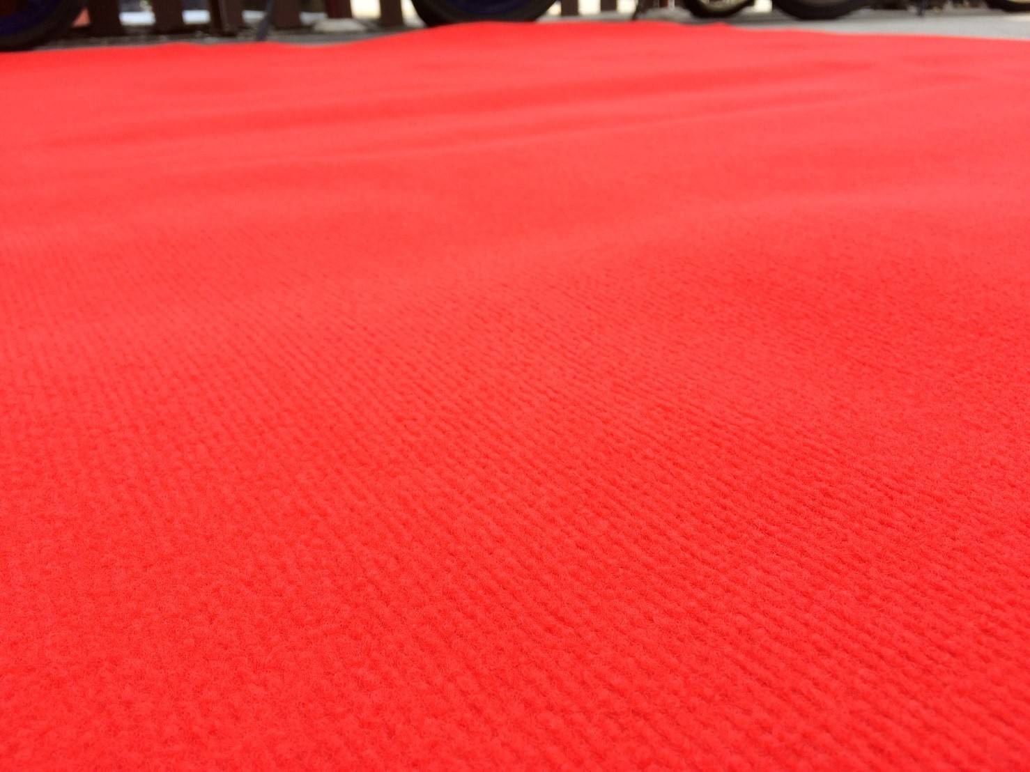 พรมลูกฟูก หรือพรมปูวัด สีแดงสด 011 หนา 4-6 มิล