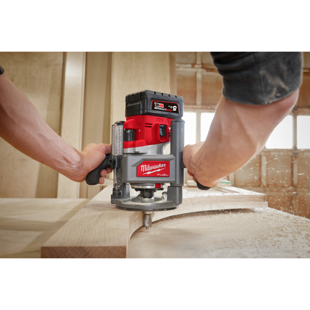 MILWAUKEE M18 FR12-0X0 /with RBA-1 เราเตอร์ขนาดกลาง พร้อมฐานกดเซาะ (เครื่องเปล่า)
