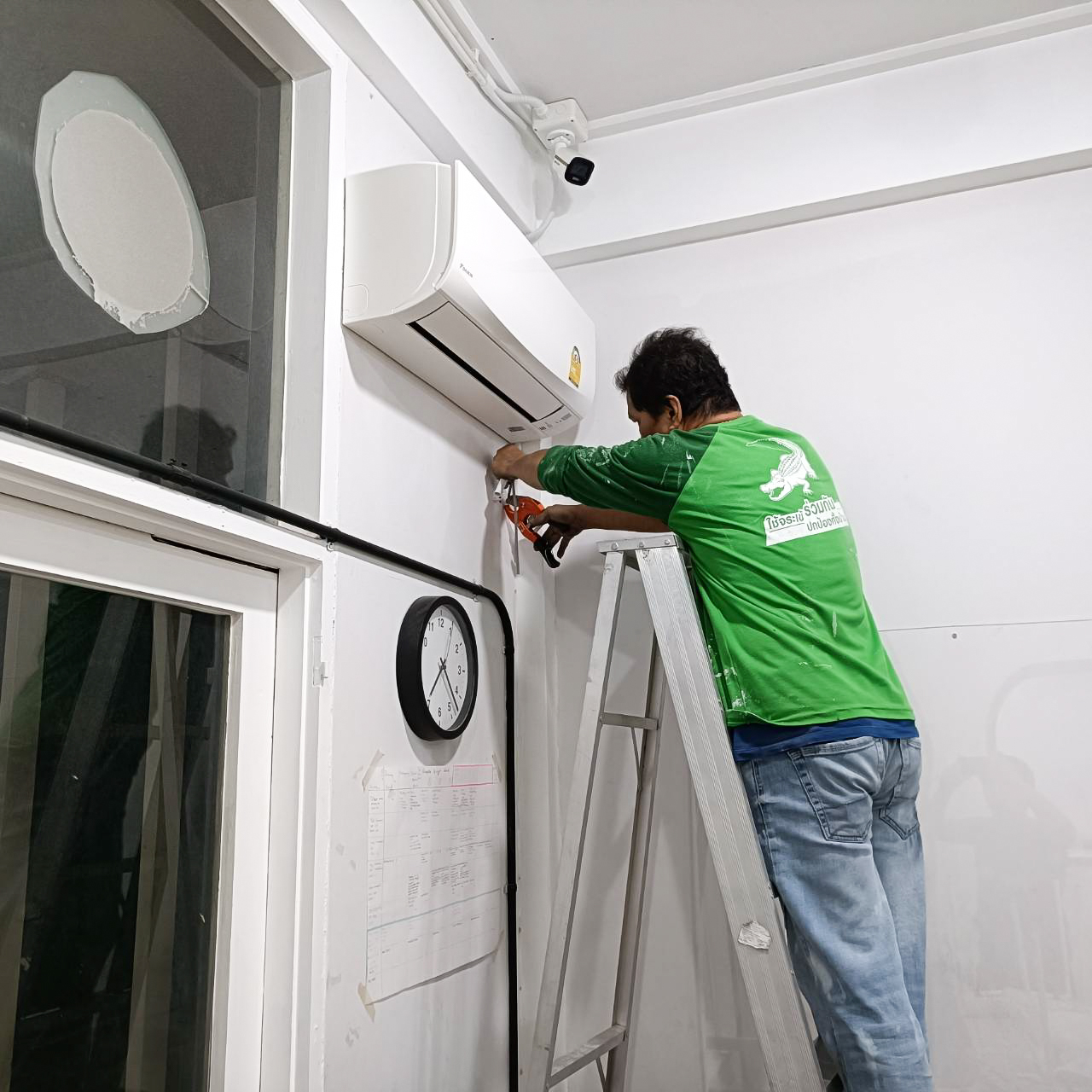 ติดตั้งเครื่องเสียง เดินท่อร้อยสายลำโพง ติดลำโพงตู้ติดผนัง ( Wall Mount Speaker ) จำนวน 6 ใบให้กับ บริษัท แฟคอาร์ตเซ็นเตอร์ จำกัด ( FAC )
