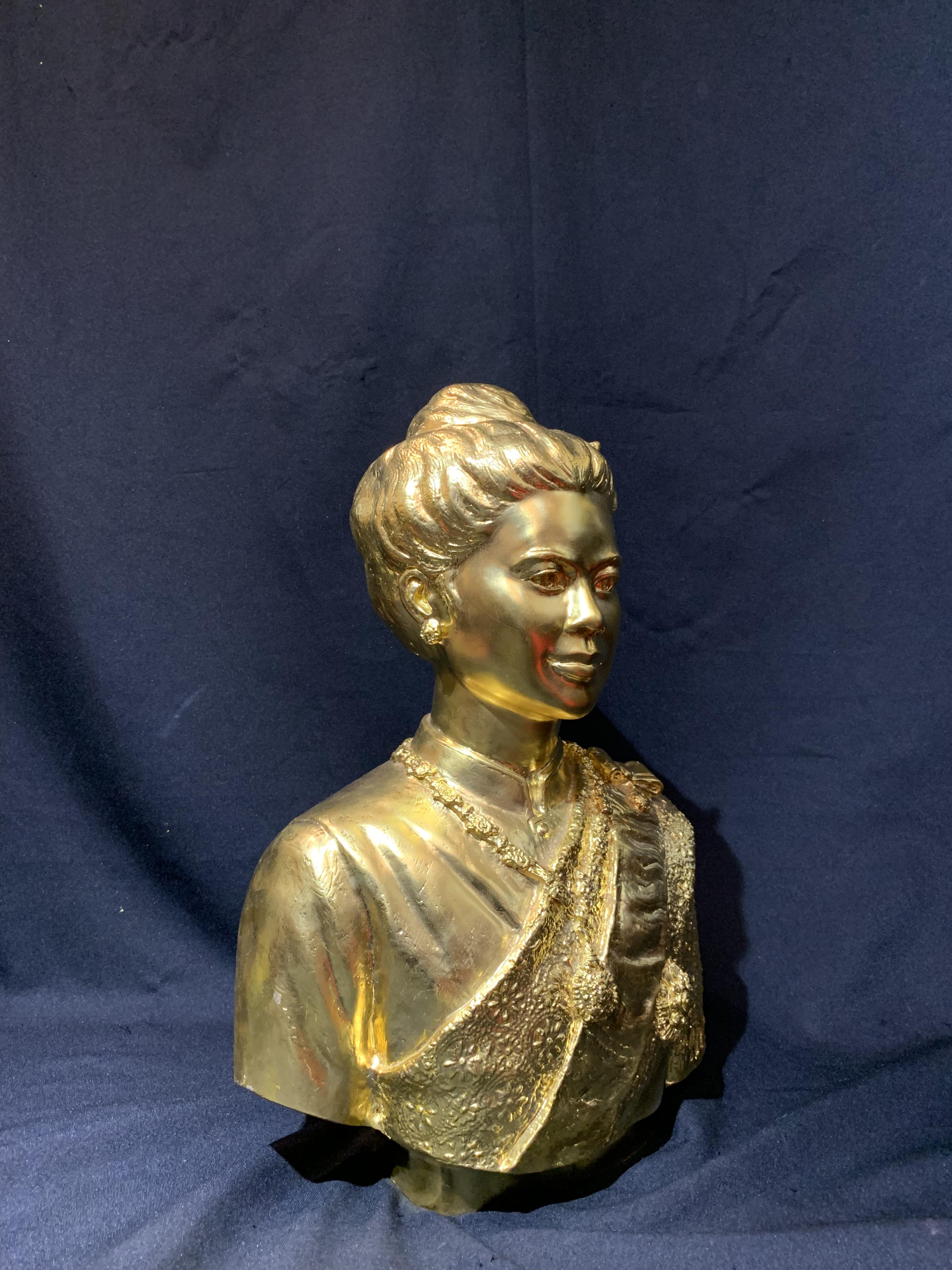 สมเด็จพระนางเจ้าสิริกิติ์ ครึ่งพระองค์