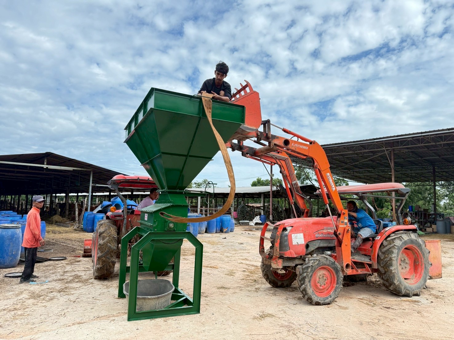 รับผลิต เครื่องตีป่นรุ่นโรงงาน ต่อกับรถไถนั่งขับ หรือ PTO