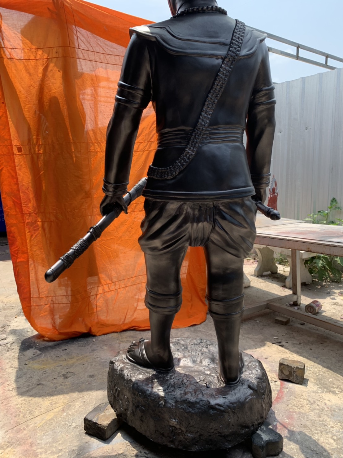 สมเด็จพระเจ้าตากสินมหาราช สูง 186 cm