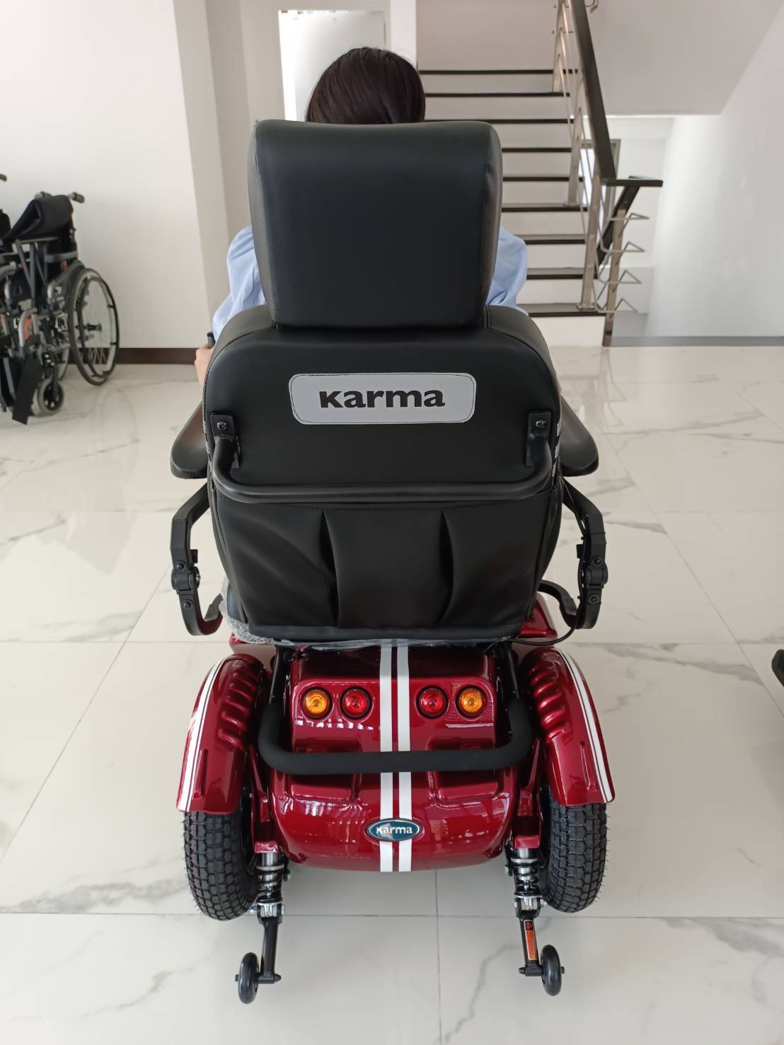 รถเข็นไฟฟ้าคาร์ม่า รุ่น Saber KP45.5 (Power WheelChair KARMA Saber KP45.5) สามารถปรับเอนนอนได้ รับประกันศูนย์ 5 ปี (รุ่น TOP)