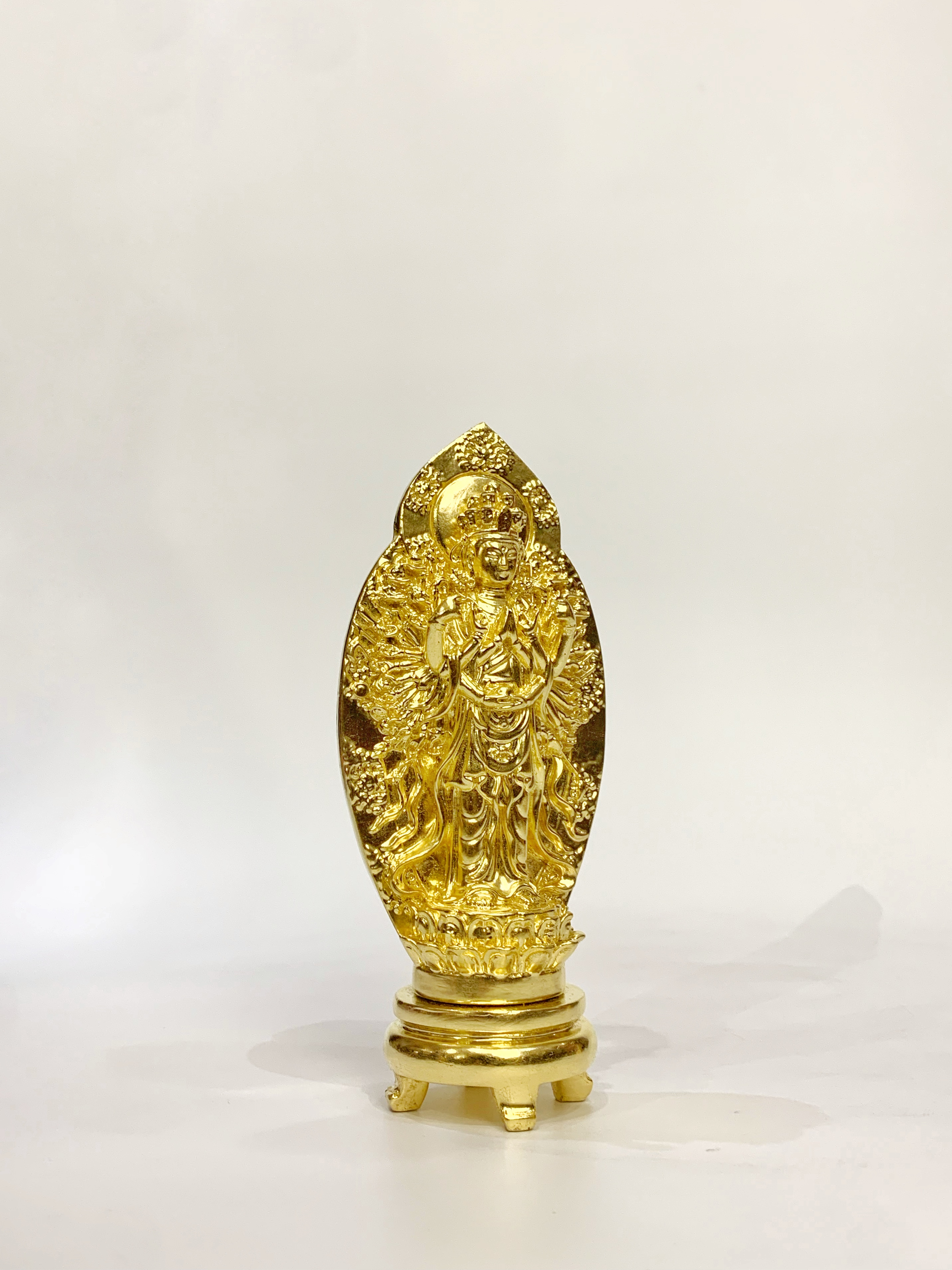 พระโพธิสัตว์กวนอิม เจ้าแม่กวนอิม ปางพันมือ (ยืน)