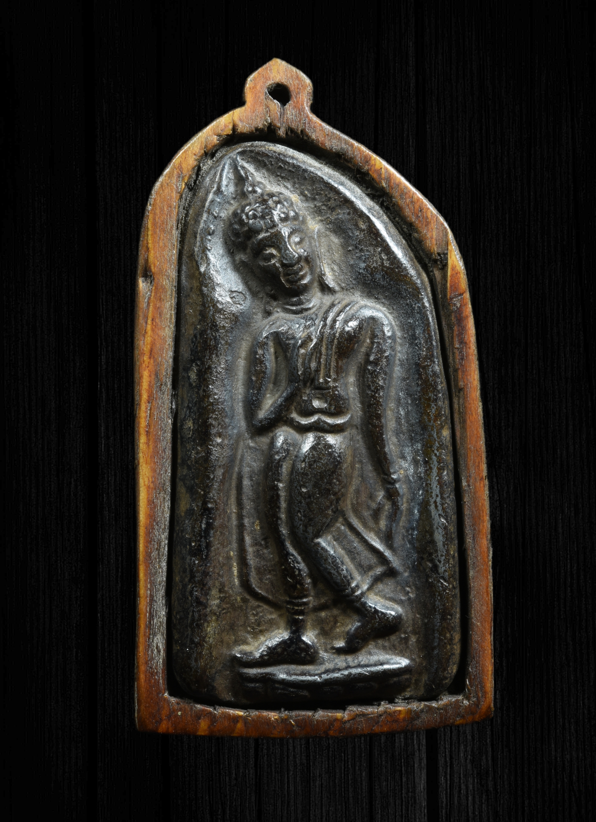 พระลีลาฝักดาบ เนื้อชินตะกั่ว ฝังกรอบไม้