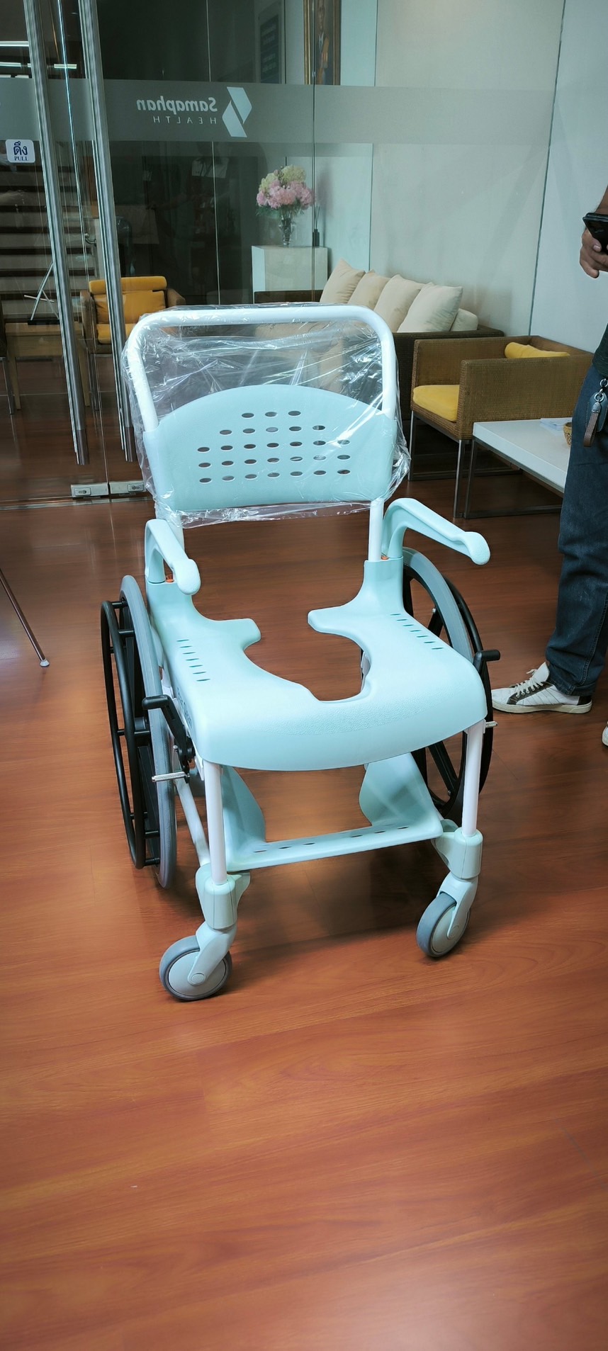 รถเข็นคร่อมสุขภัณฑ์ 3 in 1 สำหรับอาบน้ำ นั่งถ่าย อเนกประสงค์ Etac อีแทค คลีน ล้อหลังใหญ่ 24 นิ้ว เบาะกว้าง 48 ซม. สูง 55 ซม. ผู้ใช้งานสามารถเข็นเองได้ (แบรนด์ประเทศสวีเดน)