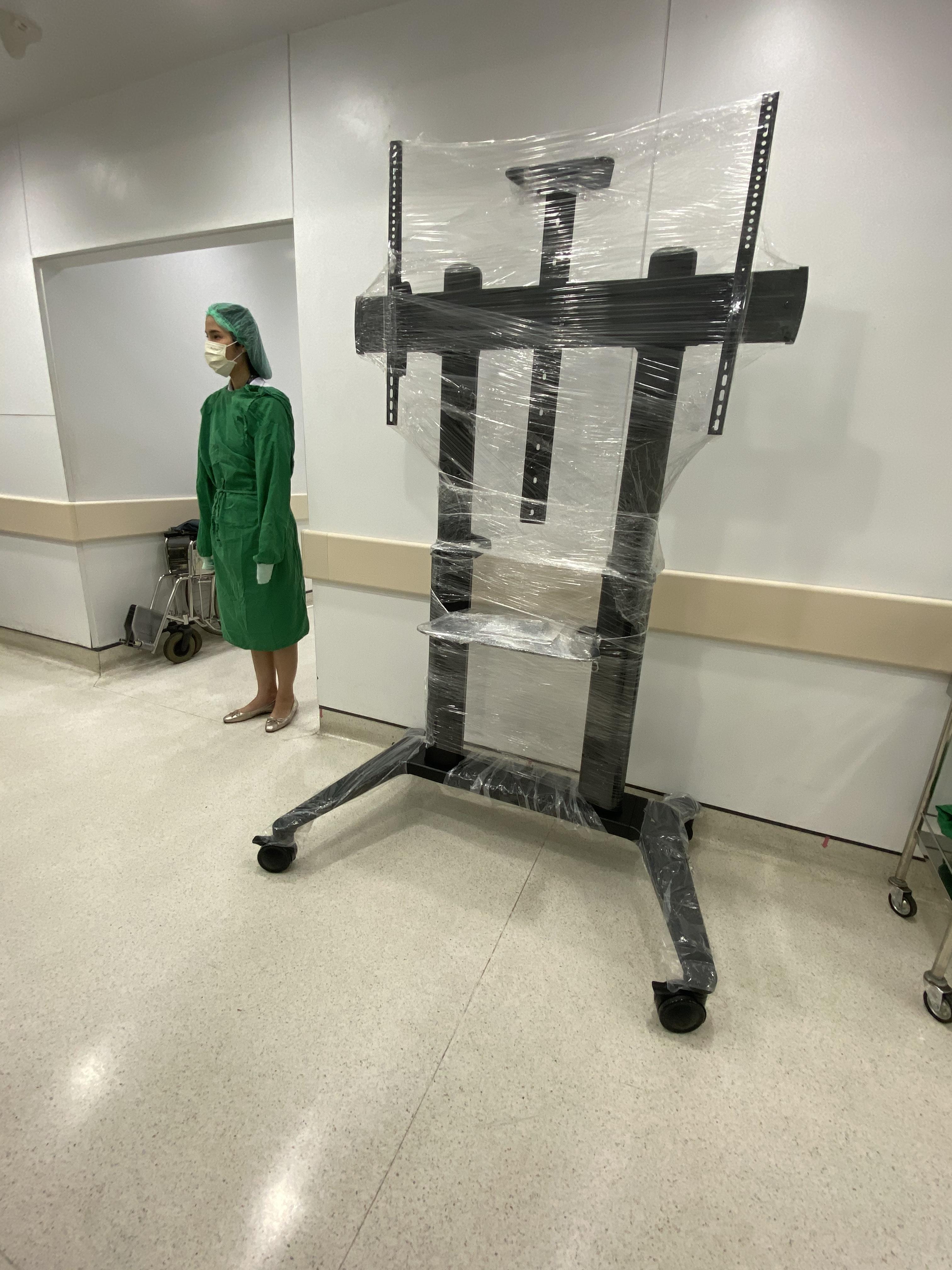 JMTVSTAND MT-F9300 ขาตั้งพื้นทีวีมีล้อเลื่อนTV Stand วัสดุ Aluminium อลูมิเนียม{สีดำ} แข็งแรง สวยหรู ทรงทันสมัย รองรับทีวี 70"-120"นิ้ว{รับประกัน 3 ปี }0964746498