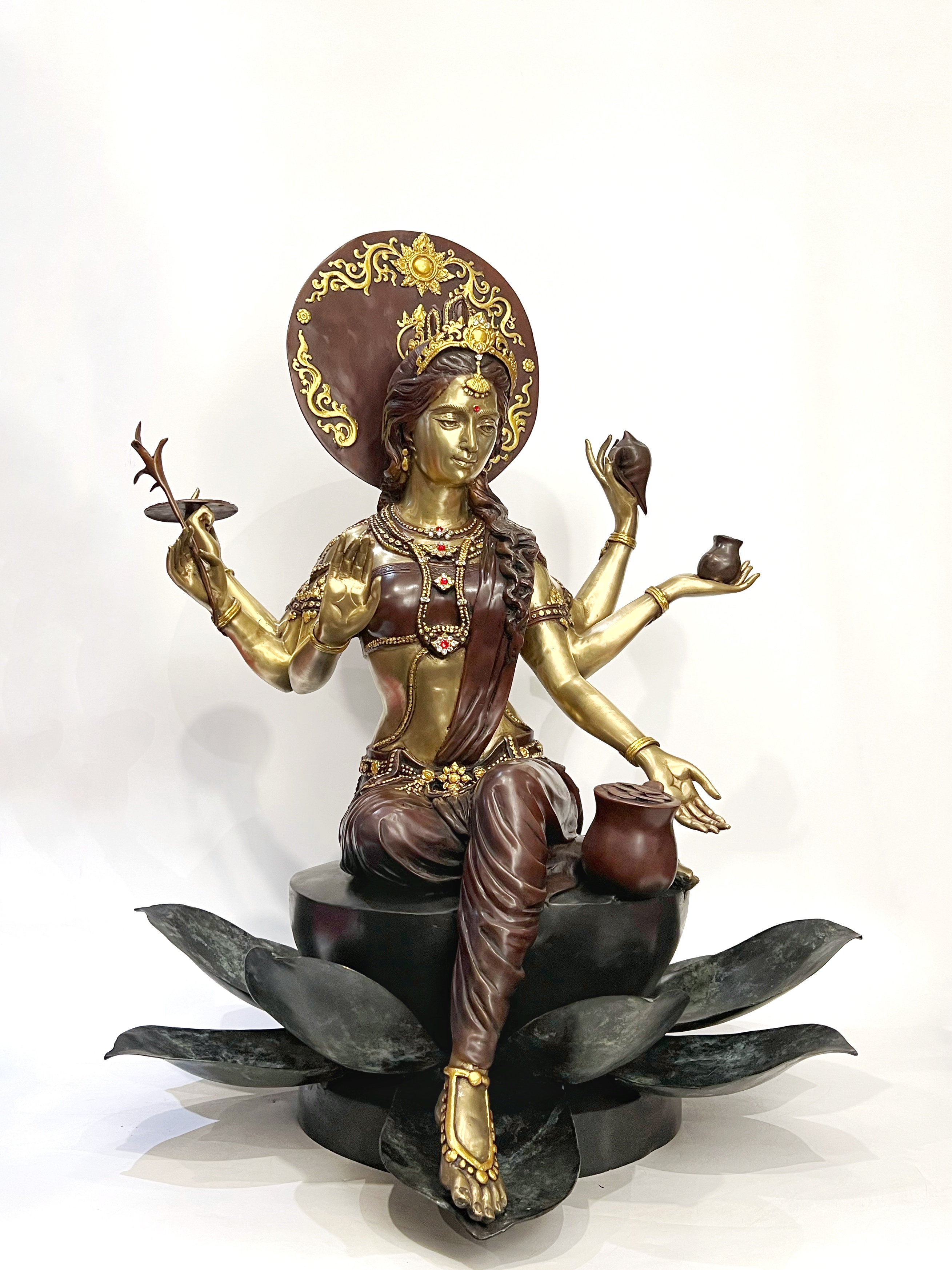 พระแม่ลักษมี หน้าตัก 16 นิ้ว