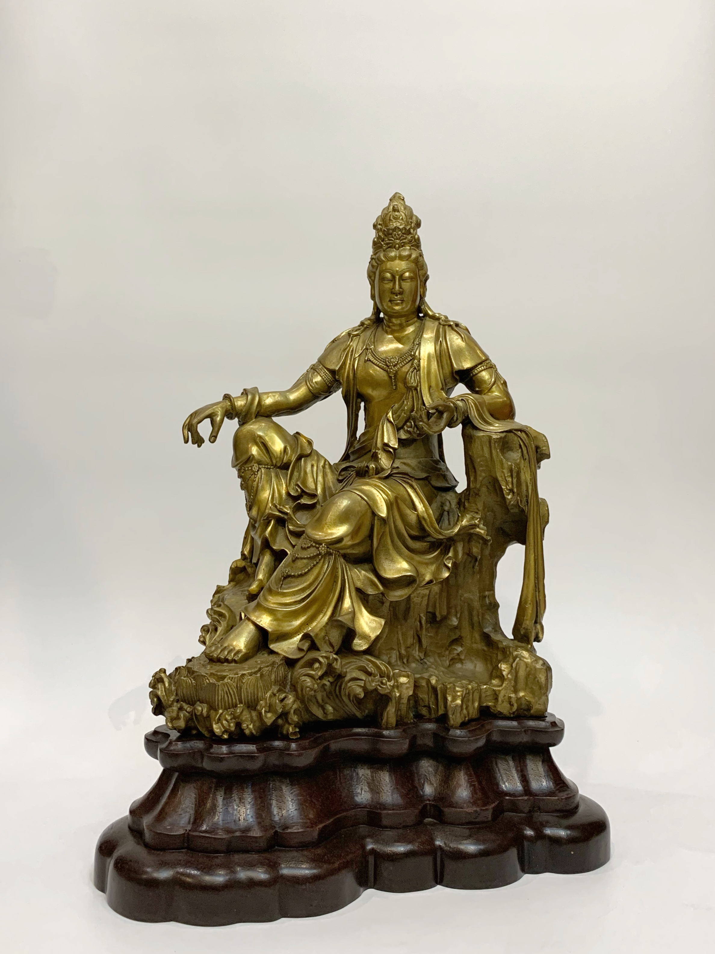 พระโพธิสัตว์กวมอิม พร้อมฐานไม้มะค่า