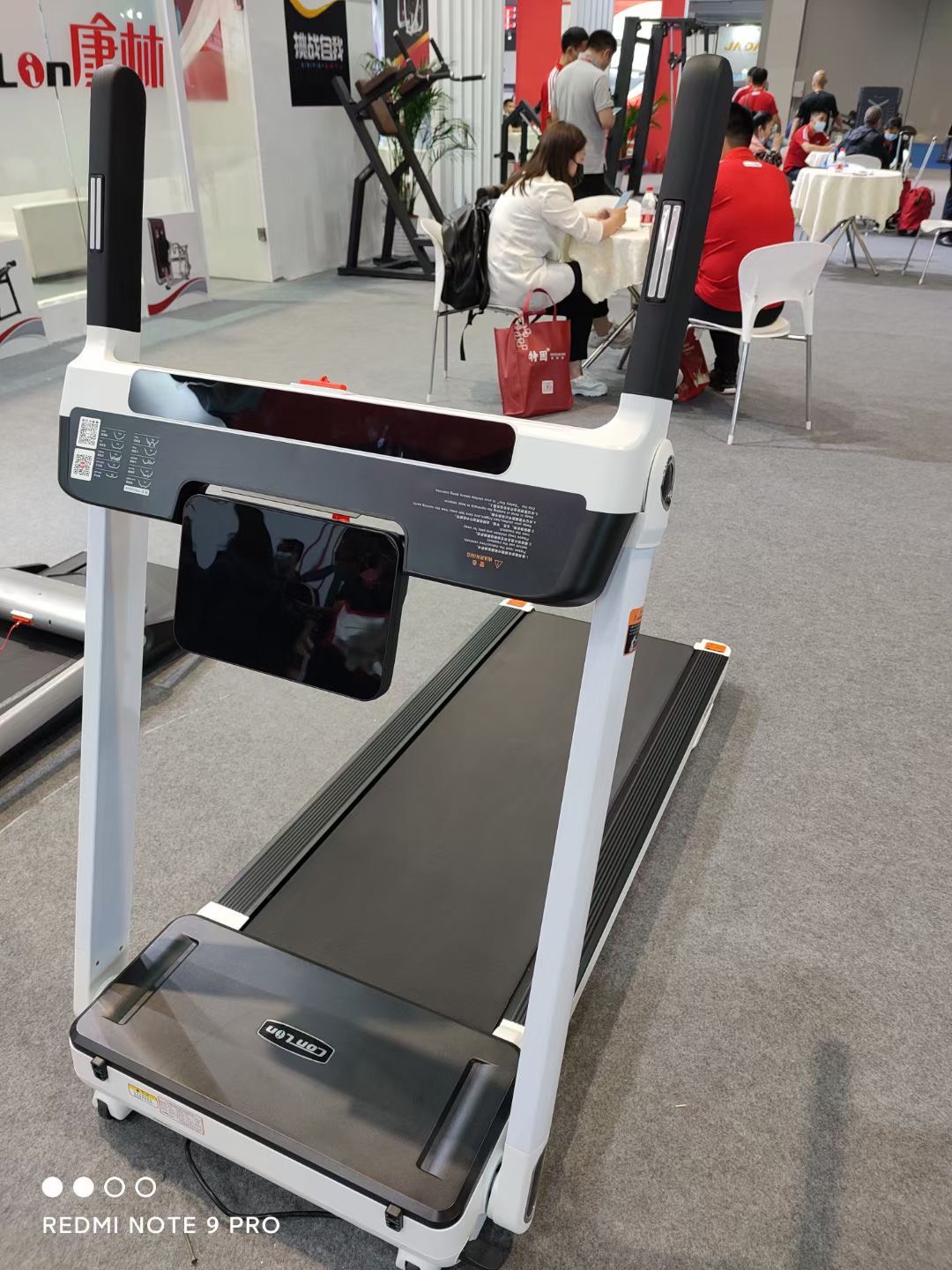 ลูวิ่งไฟฟ้ามอเตอร์3.5แรงม้า T60 Pro World master fitnessเล่น WiFi เชื่อมต่อinternetได้ มอเตอร์DC 3.5แรงม้า รองรับน้ำหนักผู้ใช้135KG