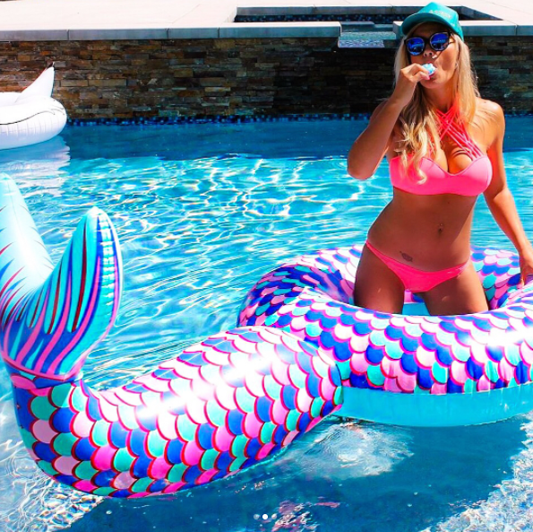 ห่วงยางหางนางเงือก Inflatable Mermaid Tail Pool Float