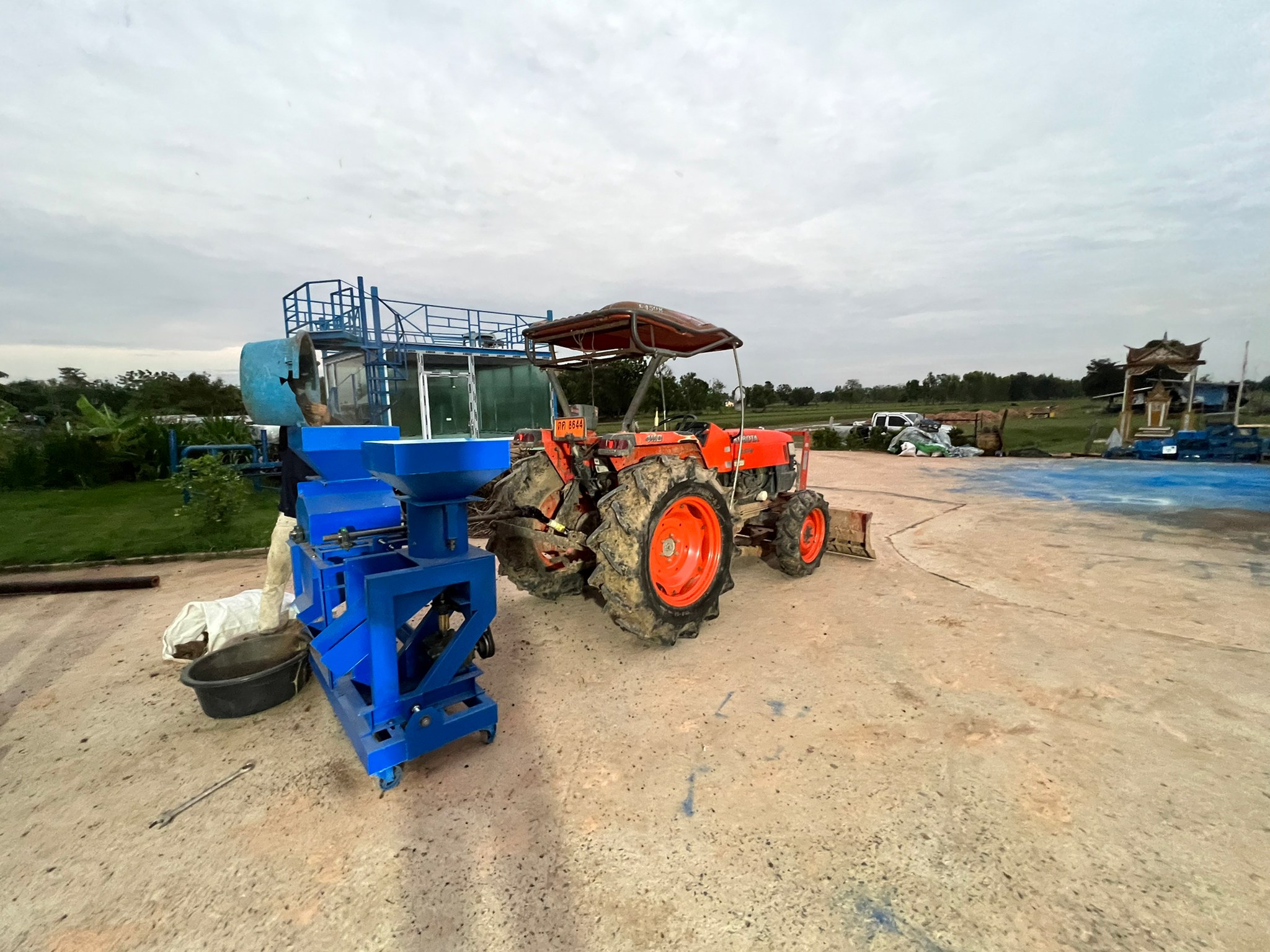 เครื่องอัดเม็ดและเครื่องตีป่น 2หัว เเบบติดรถไถนั่งขับPTO